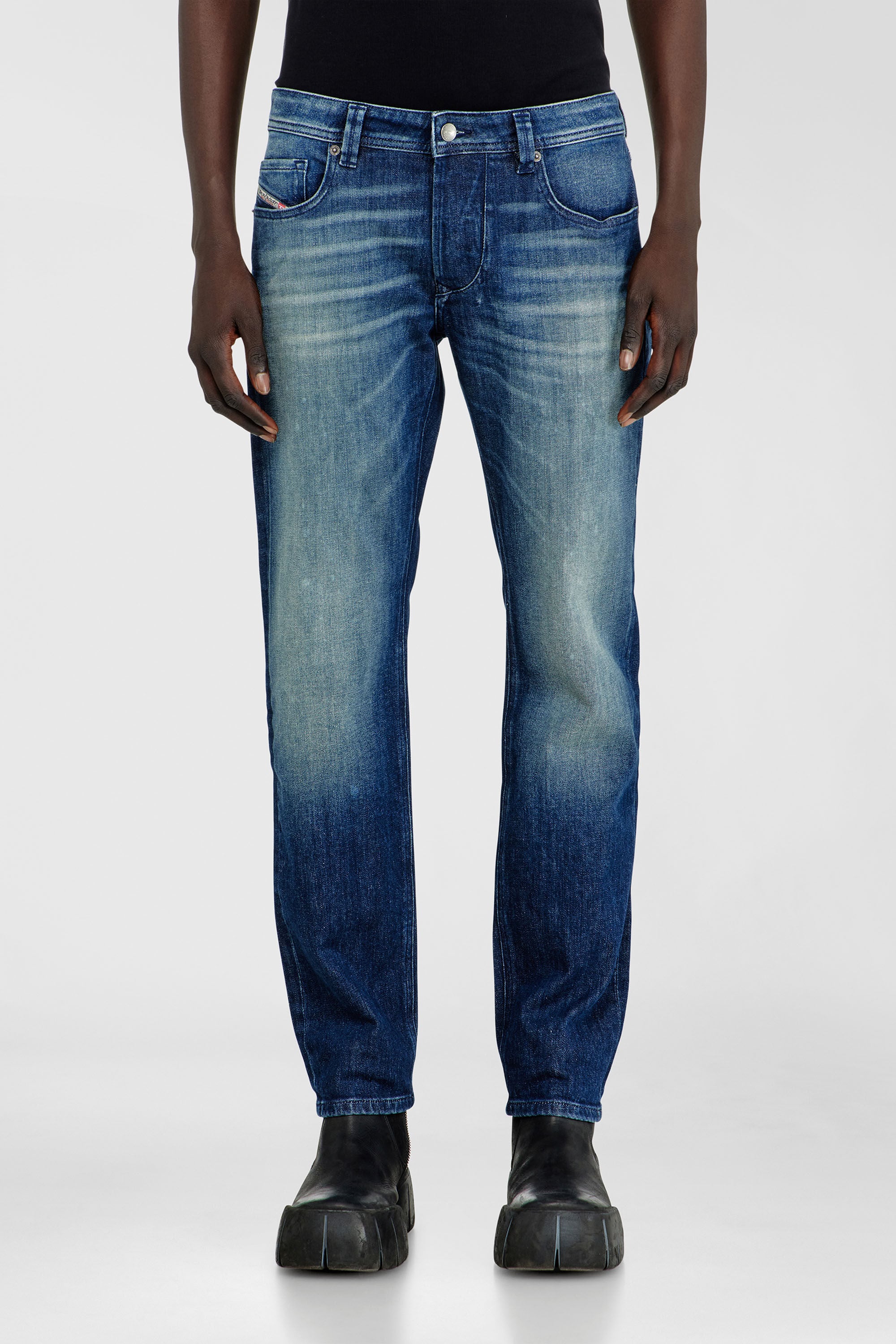 Diesel - Regular Jeans 1986 Larkee-Beex 0KBBR Uomo, Blu Scuro - Image 4