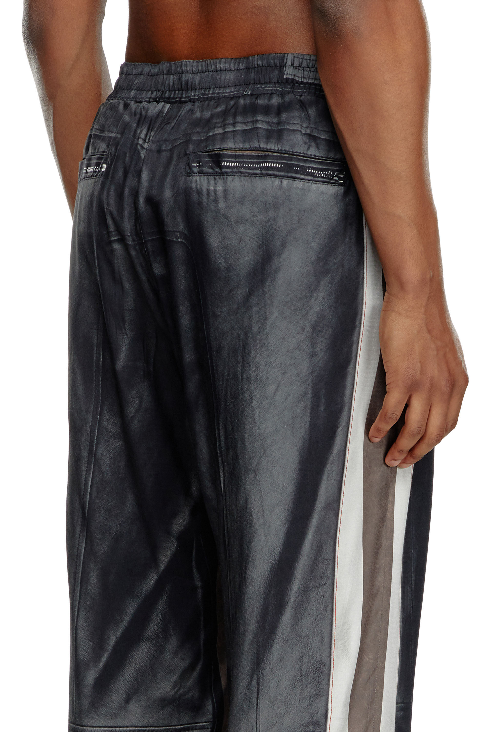 Diesel - P-AFTER, Homme Pantalon en viscose avec imprimé effet cuir in Noir - Image 5