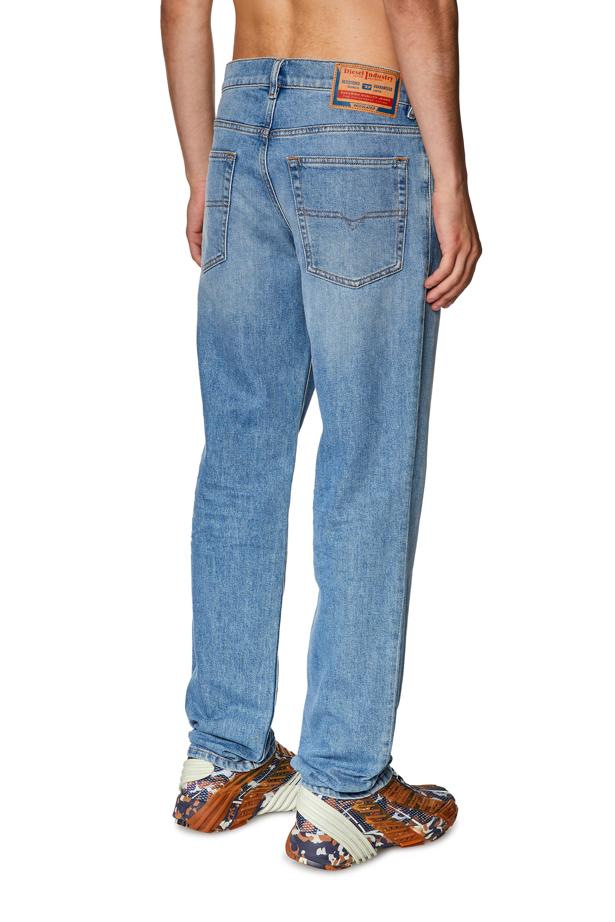 Diesel - Tapered Jeans 2023 D-Finitive 09F81, Mittelblau - Image 4