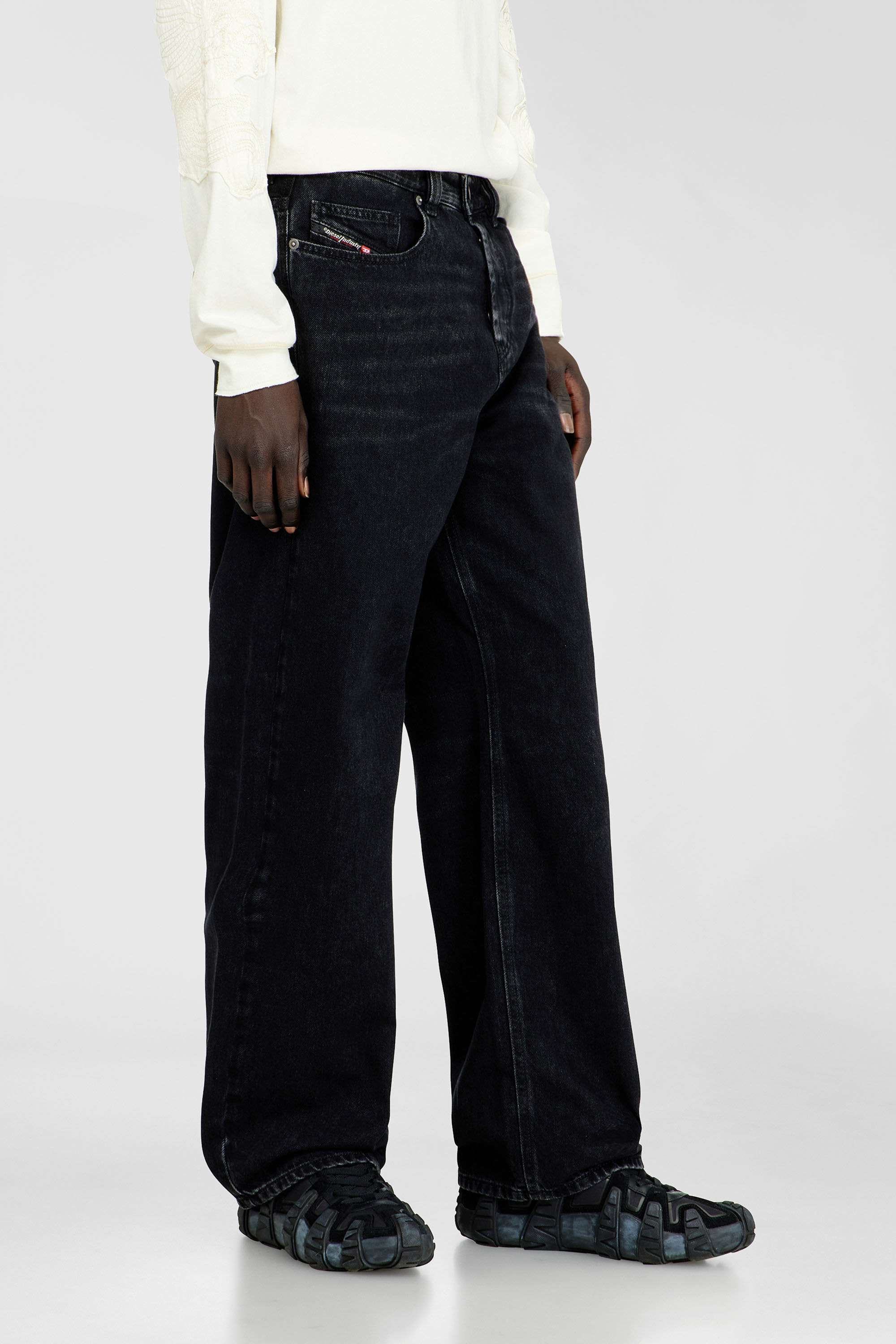 Diesel - Relaxed Jeans 2001 D-Macro 09P09 Uomo, Nero/Grigio scuro - Image 7