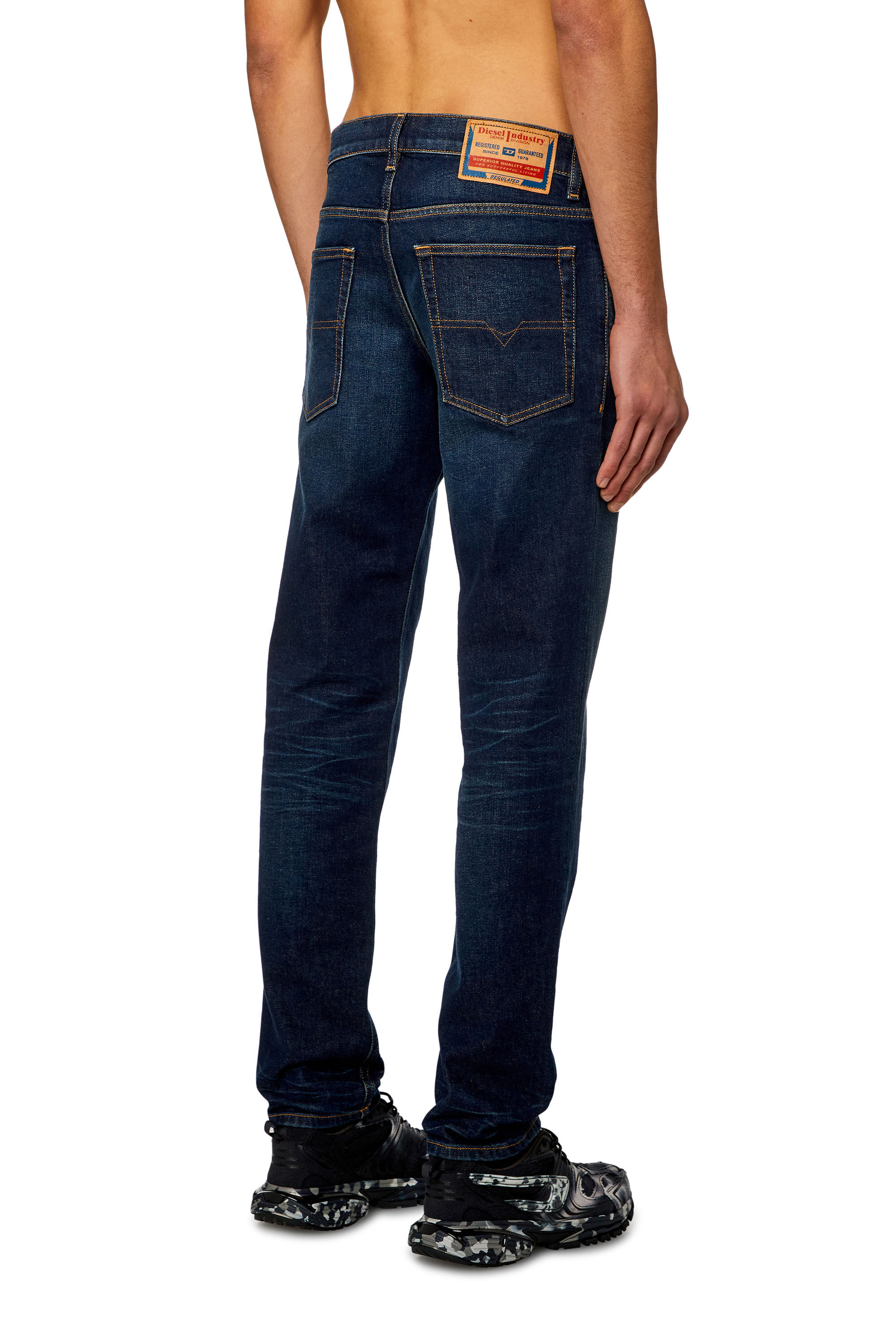 Diesel - Tapered Jeans 2023 D-Finitive 09H38, Bleu Foncé - Image 4