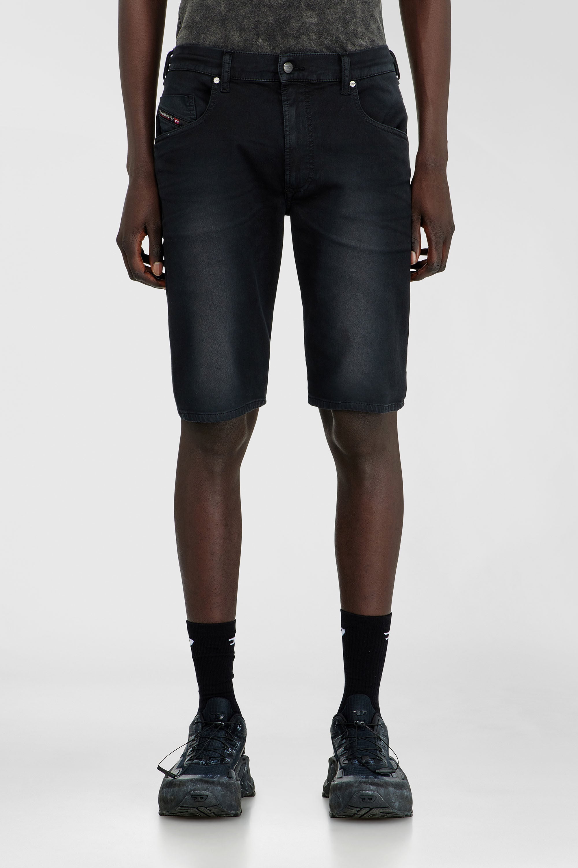 Diesel - 2033 D-KROOLEY-SHORT-BW JOGG, Pantaloni corti slim in denim colorato Uomo in Nero - 3