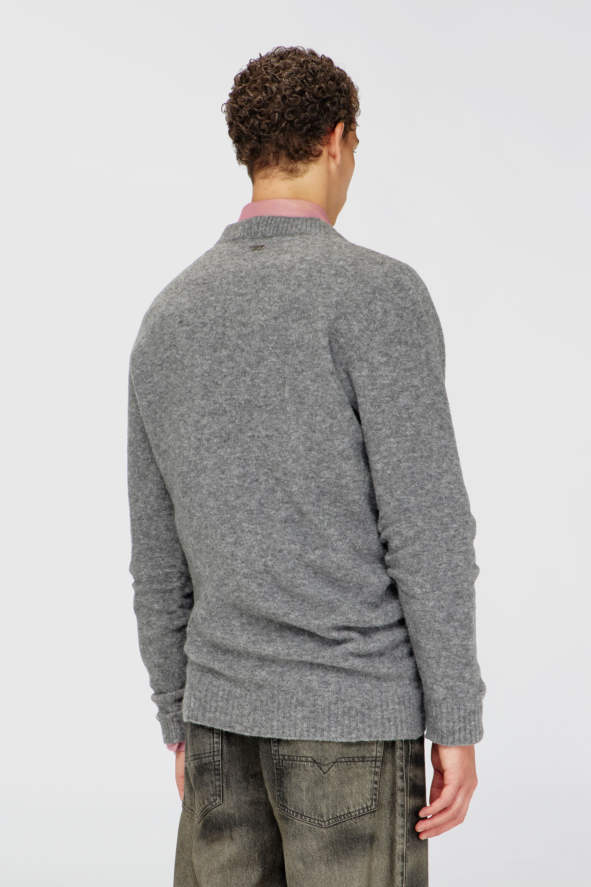 Diesel - K-ANDIE, Maglia con scollo a V in maglia cotta effetto stropicciato Uomo in Grigio - 4
