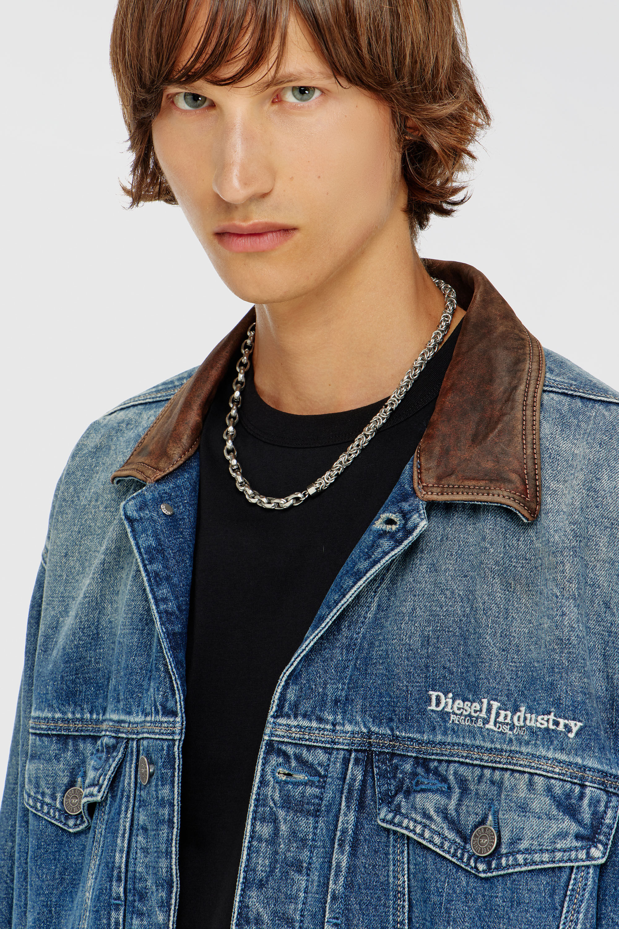 Diesel - D-DENVER-S1, Giacca trucker in denim con bordi in pelle a contrasto Unisex in Blu - 5