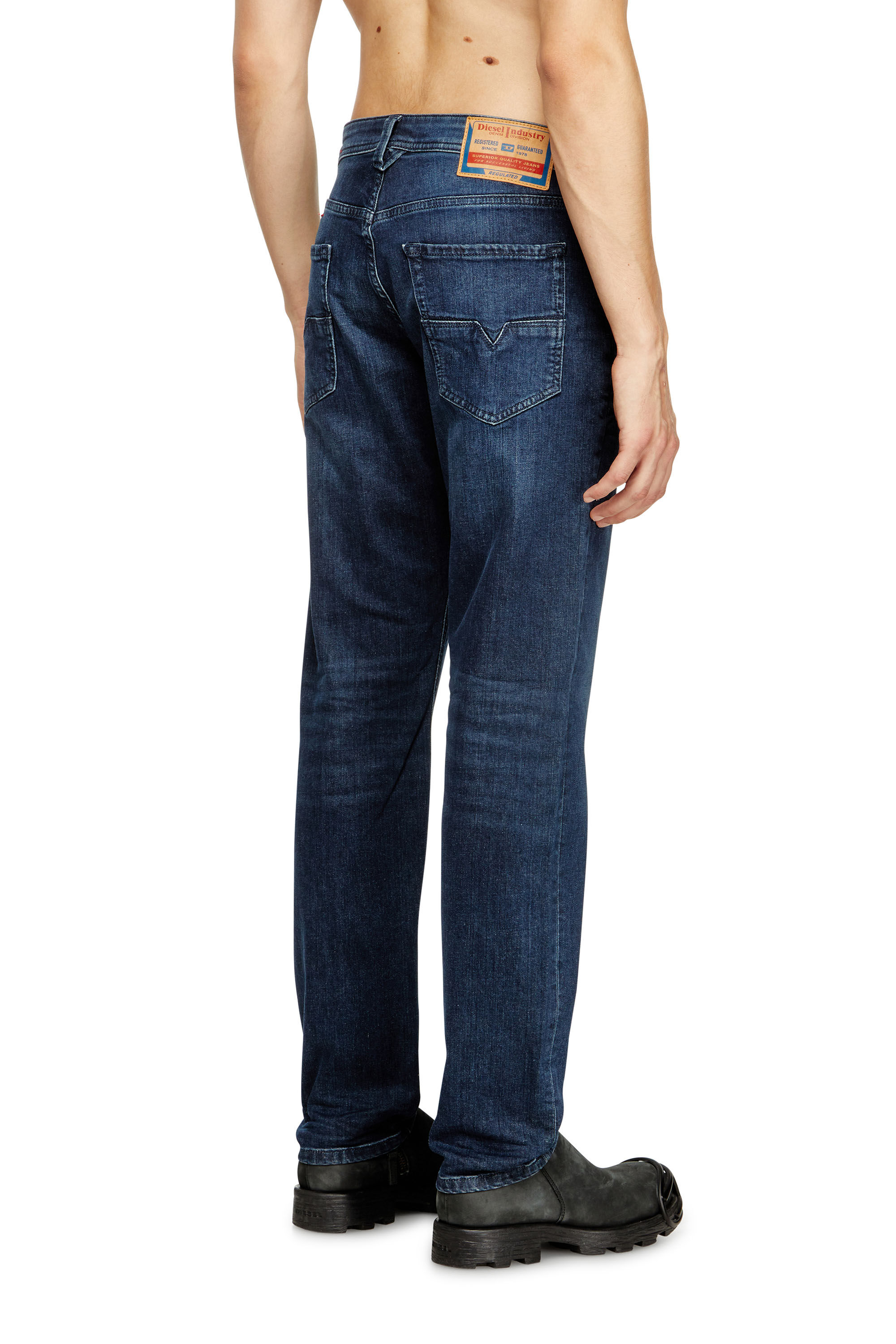 Diesel - Regular Jeans 1986 Larkee-Beex 0CNAA Homme, Bleu Foncé - Image 4