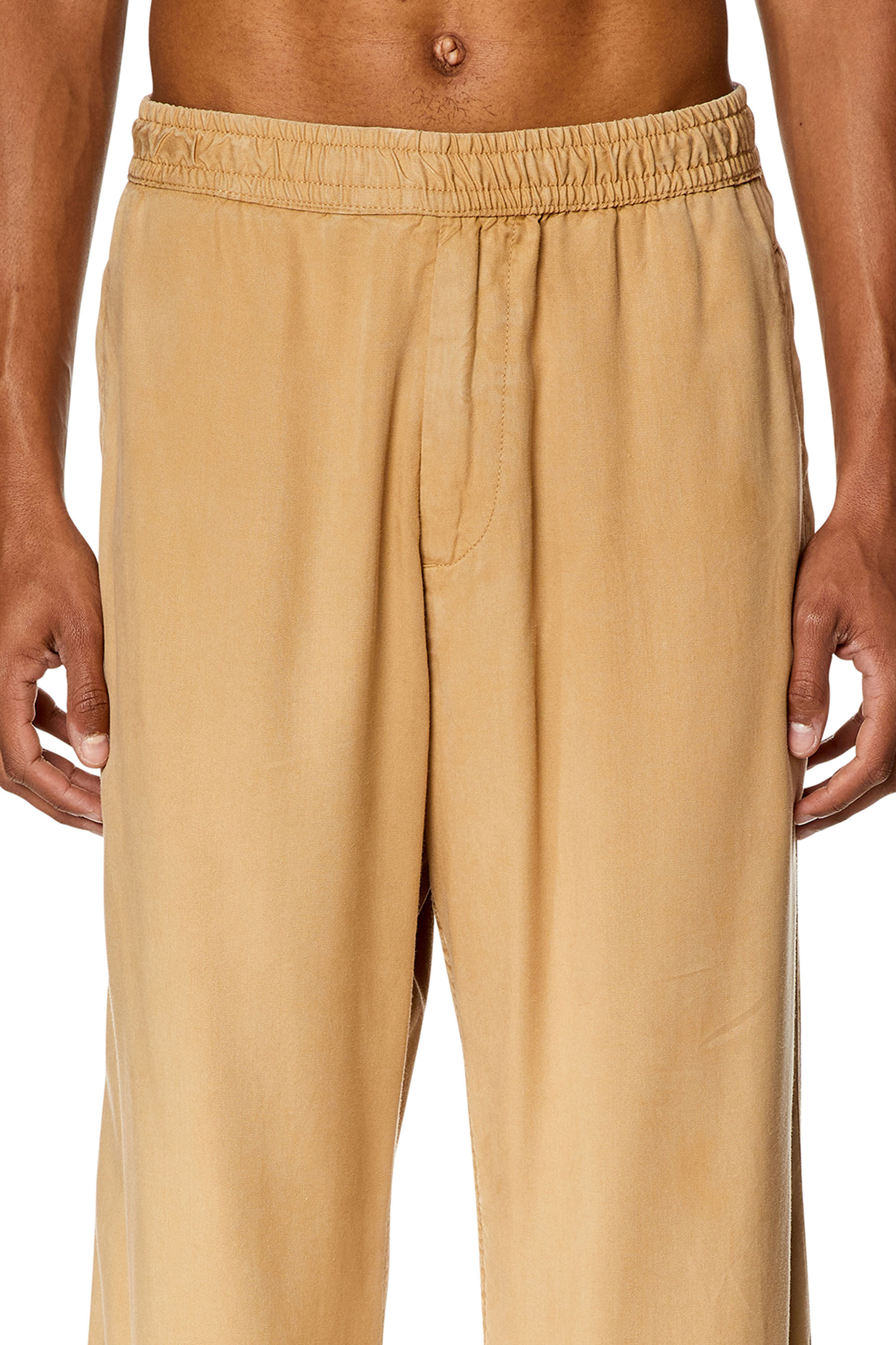Diesel - P-GOLD-SPORT, Pantaloni fluidi in twill Uomo in Beige - 5