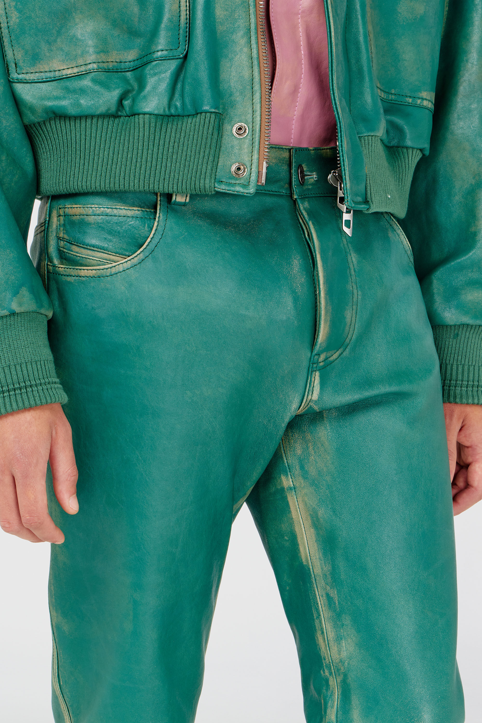 Diesel - P-OCKET, Pantalon en cuir trait&eacute; Homme in Vert - 5