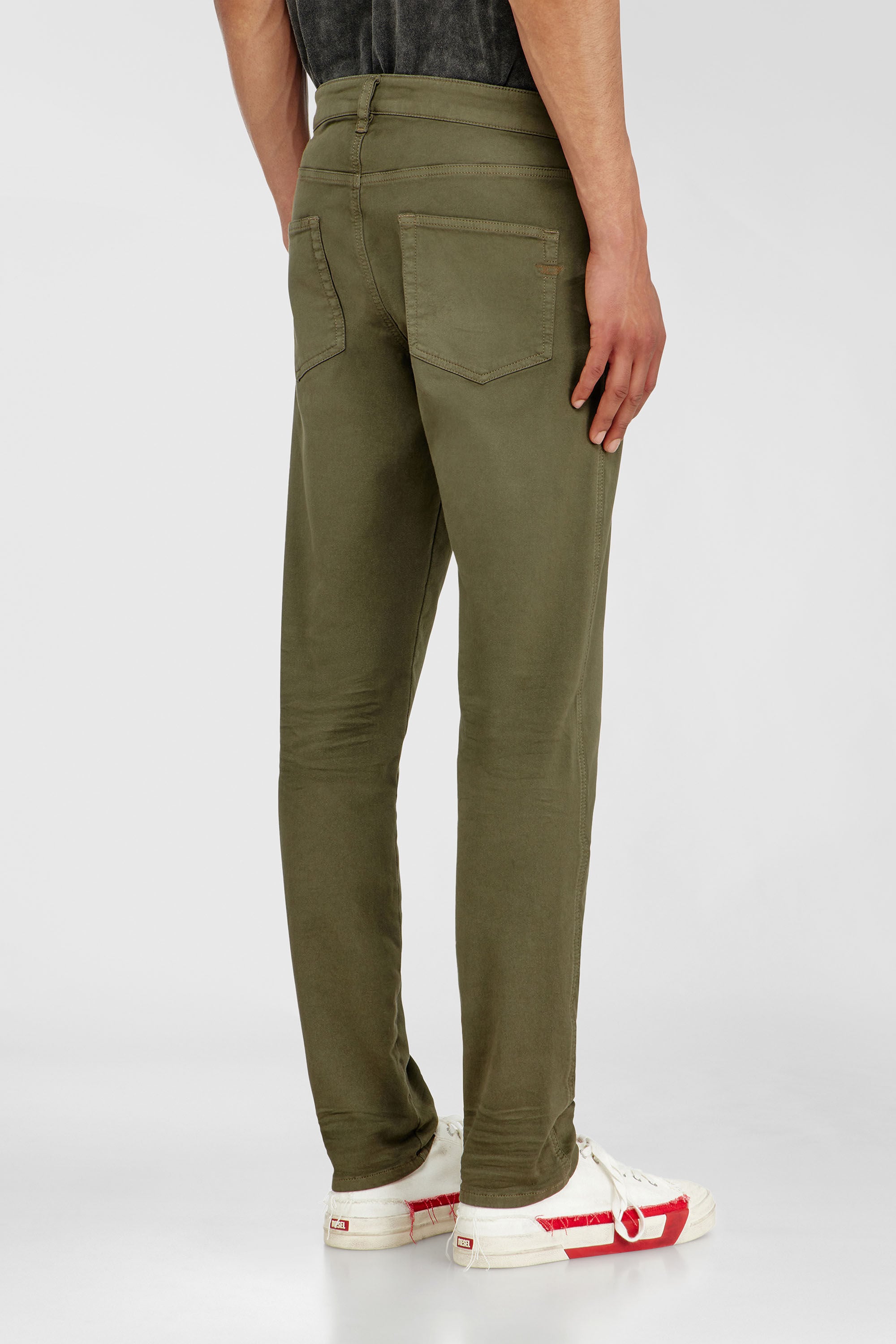 Diesel - Slim 2062 D-Strukt Joggjeans&reg; 0670M Uomo, Verde Militare - Image 3