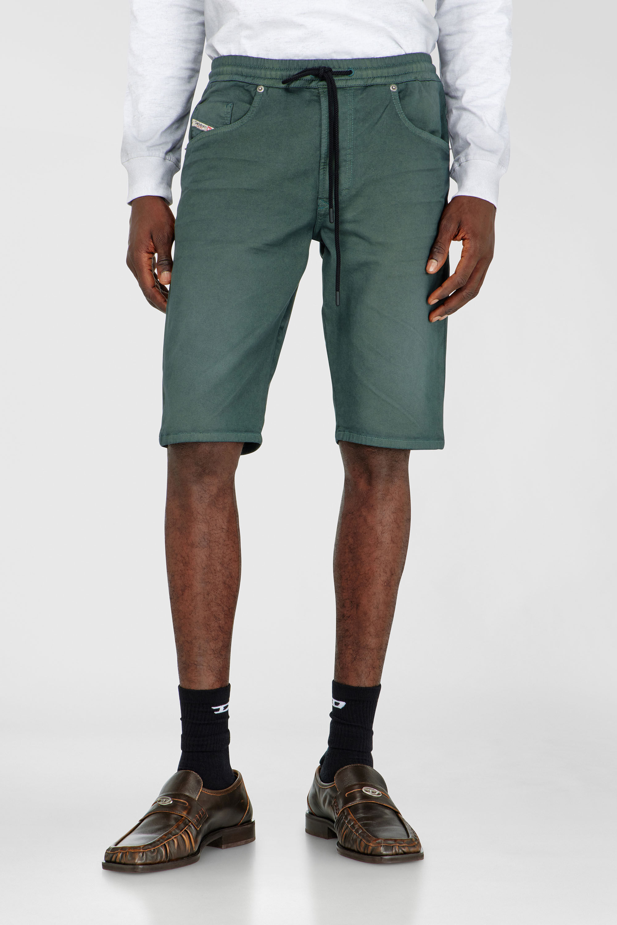 Diesel - 2033 D-KROOLEY-SHORT JOGG, Short chino en JoggJeans Homme in Gris - 3