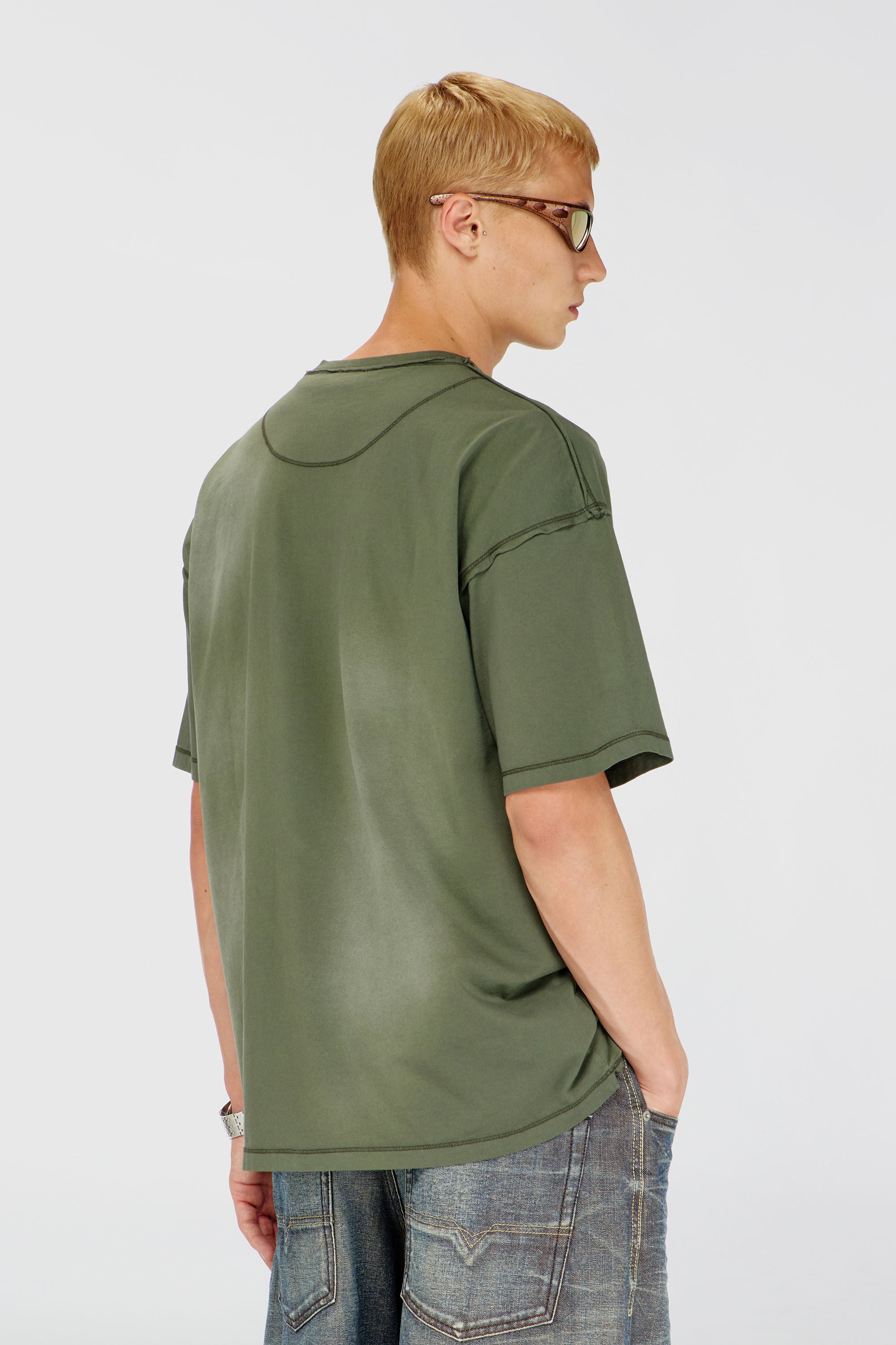 Diesel - T-POCK, T-shirt effet d&eacute;lav&eacute; avec poche d&eacute;chir&eacute;e Homme in Vert - 4