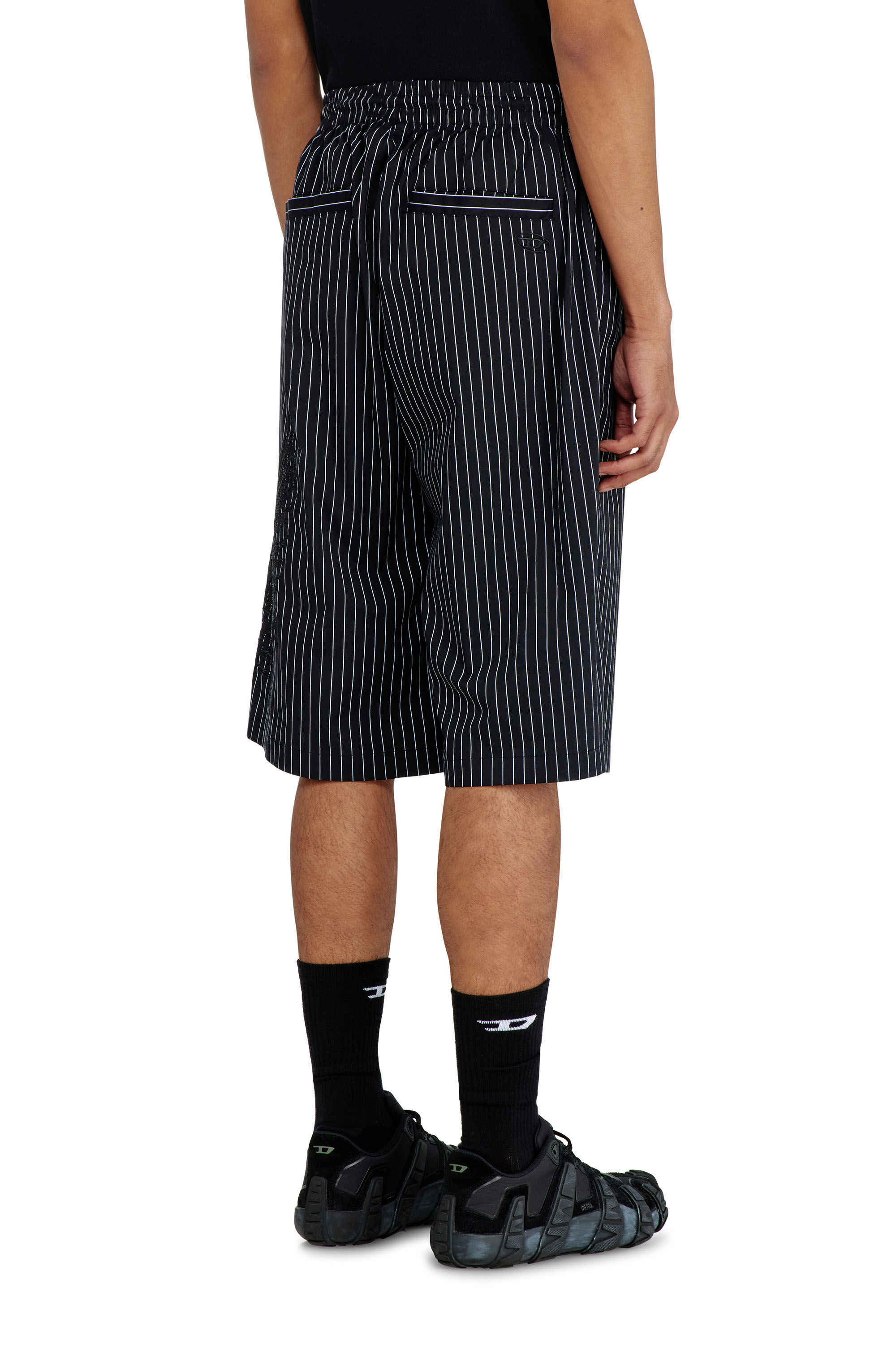 Diesel - P-THEO-SHORT-NJCA, Pantaloni corti a righe con ricamo Phoenix Uomo in Nero - 4
