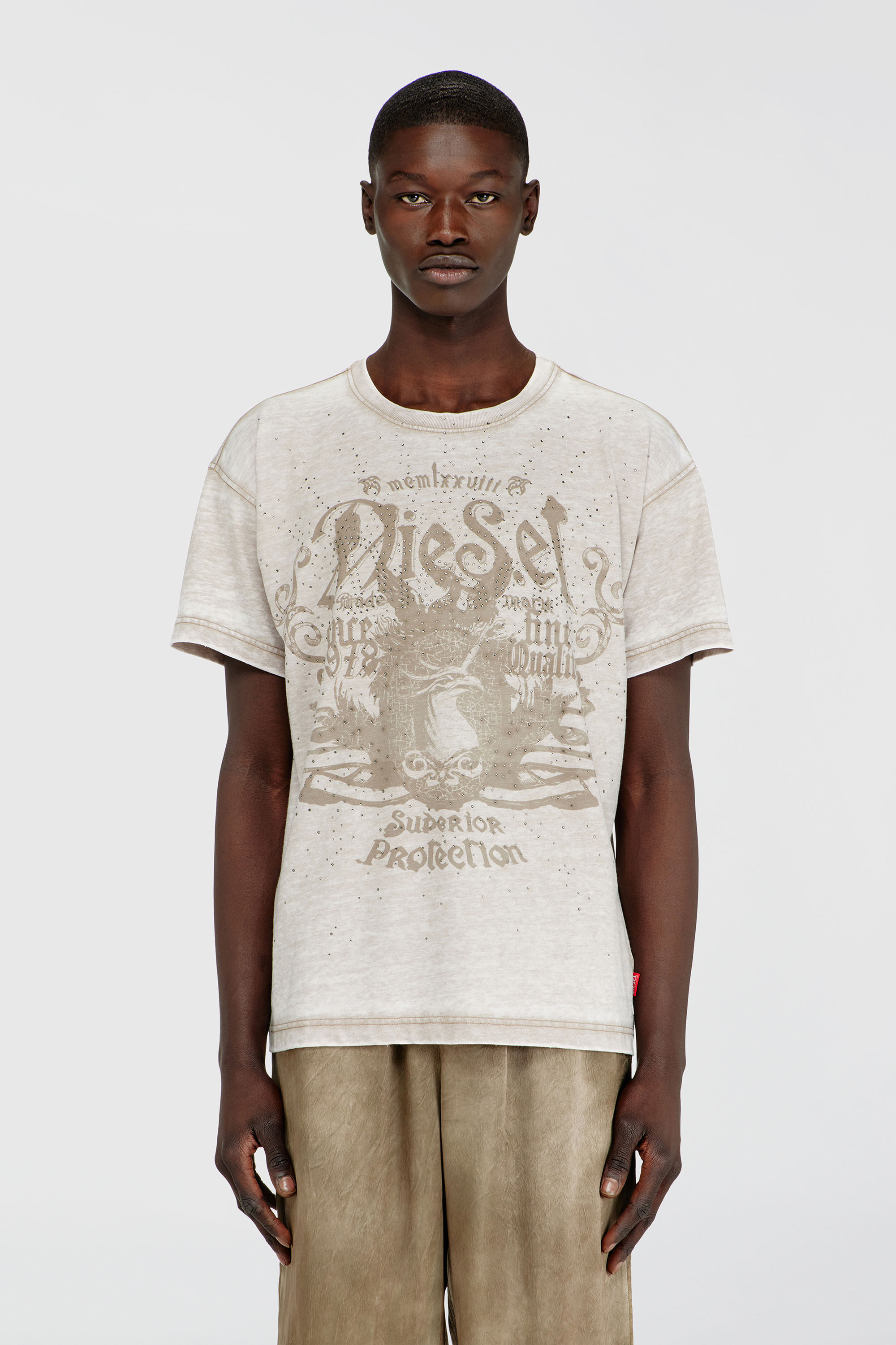 Diesel - T-NORM-AA8, T-shirt in jersey con lavaggio burnout e borchie Uomo in Beige - 3