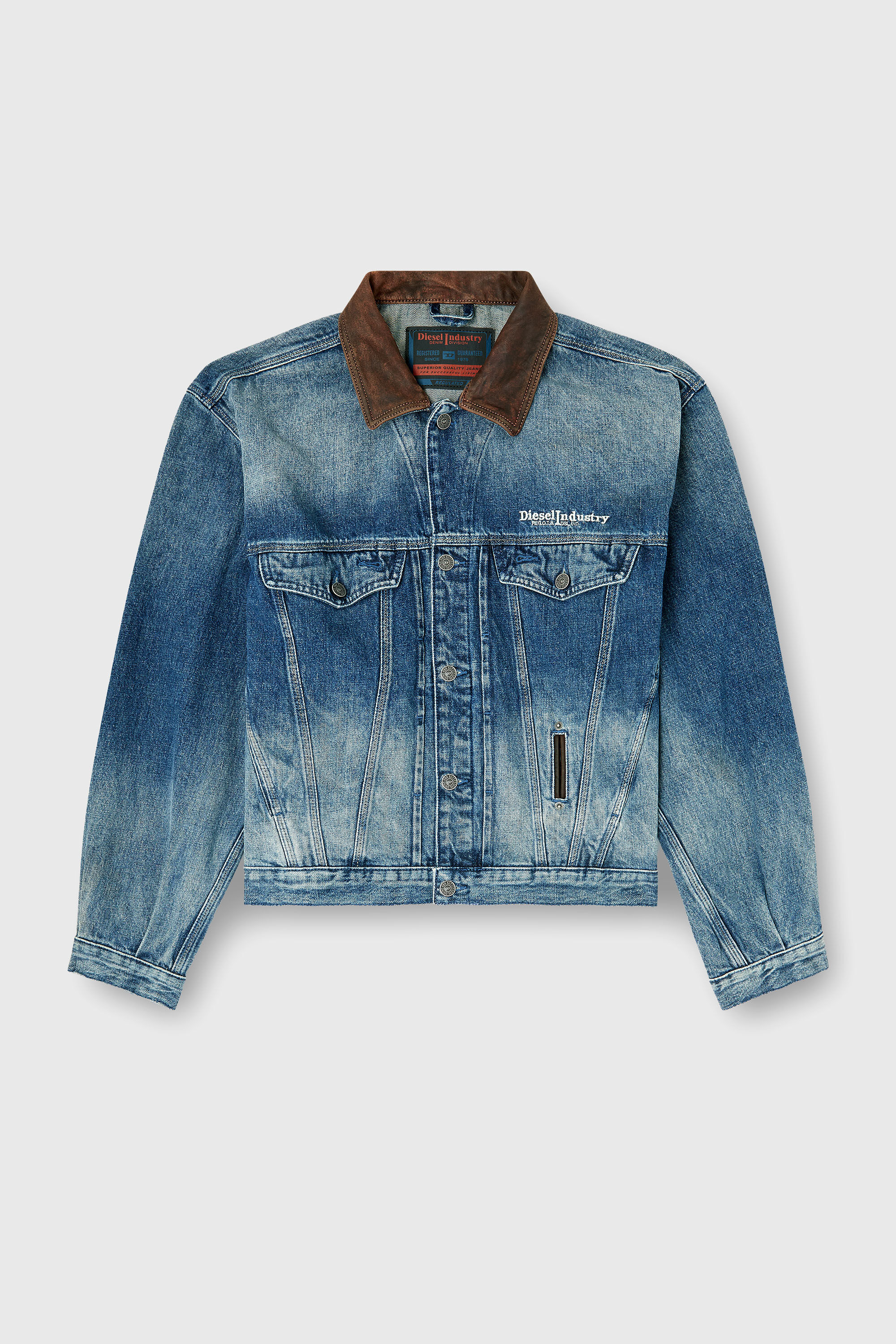 Diesel - D-DENVER-S1, Giacca trucker in denim con bordi in pelle a contrasto Unisex in Blu - 2