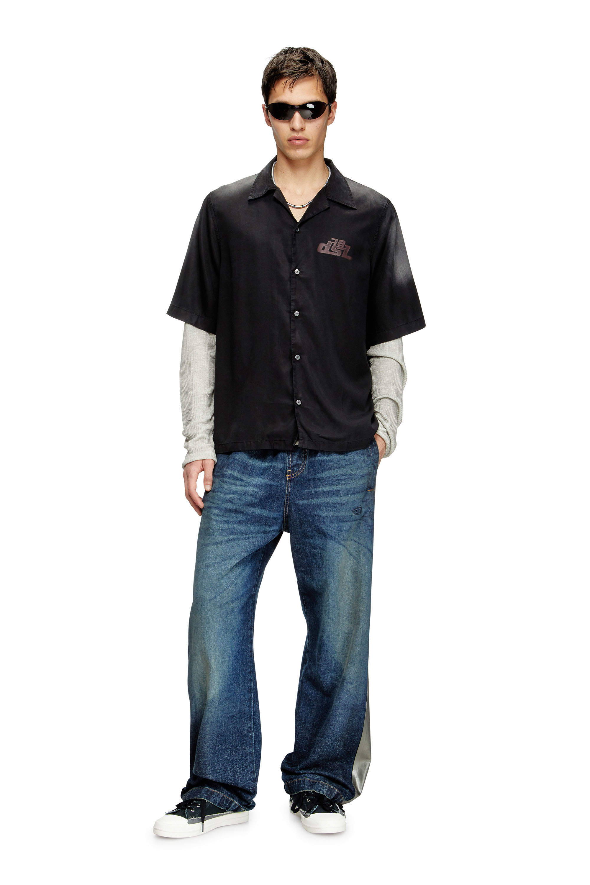Diesel - S-ELLY, Chemise bowling délavée avec imprimés à logo Homme in Noir - 1