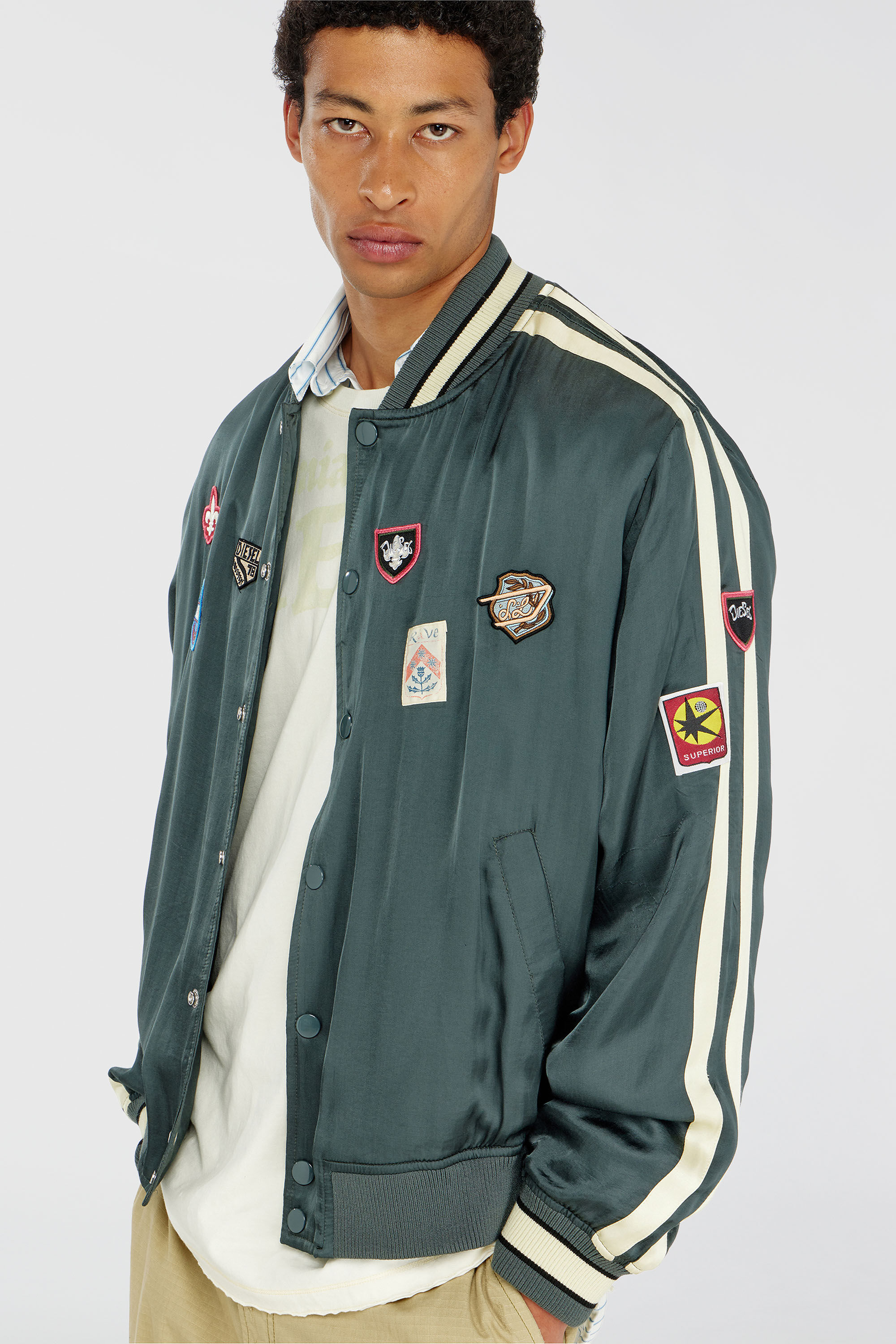 Diesel - J-ANNU, Blouson bomber satin&eacute; avec patchs Homme in Vert - 5