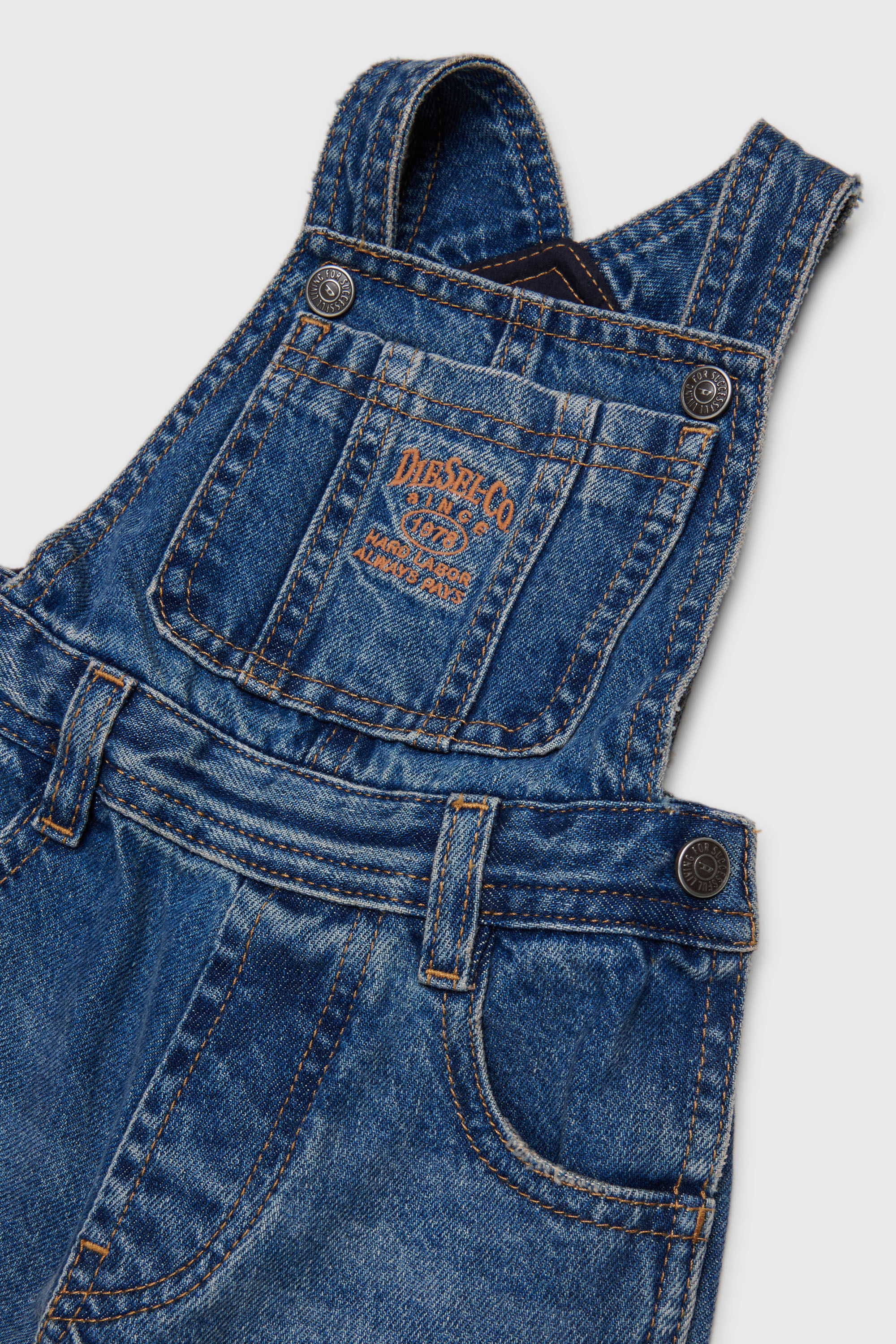 Diesel - JARYB, Salopette in denim con ricamo logo Unisex in Blu - 3
