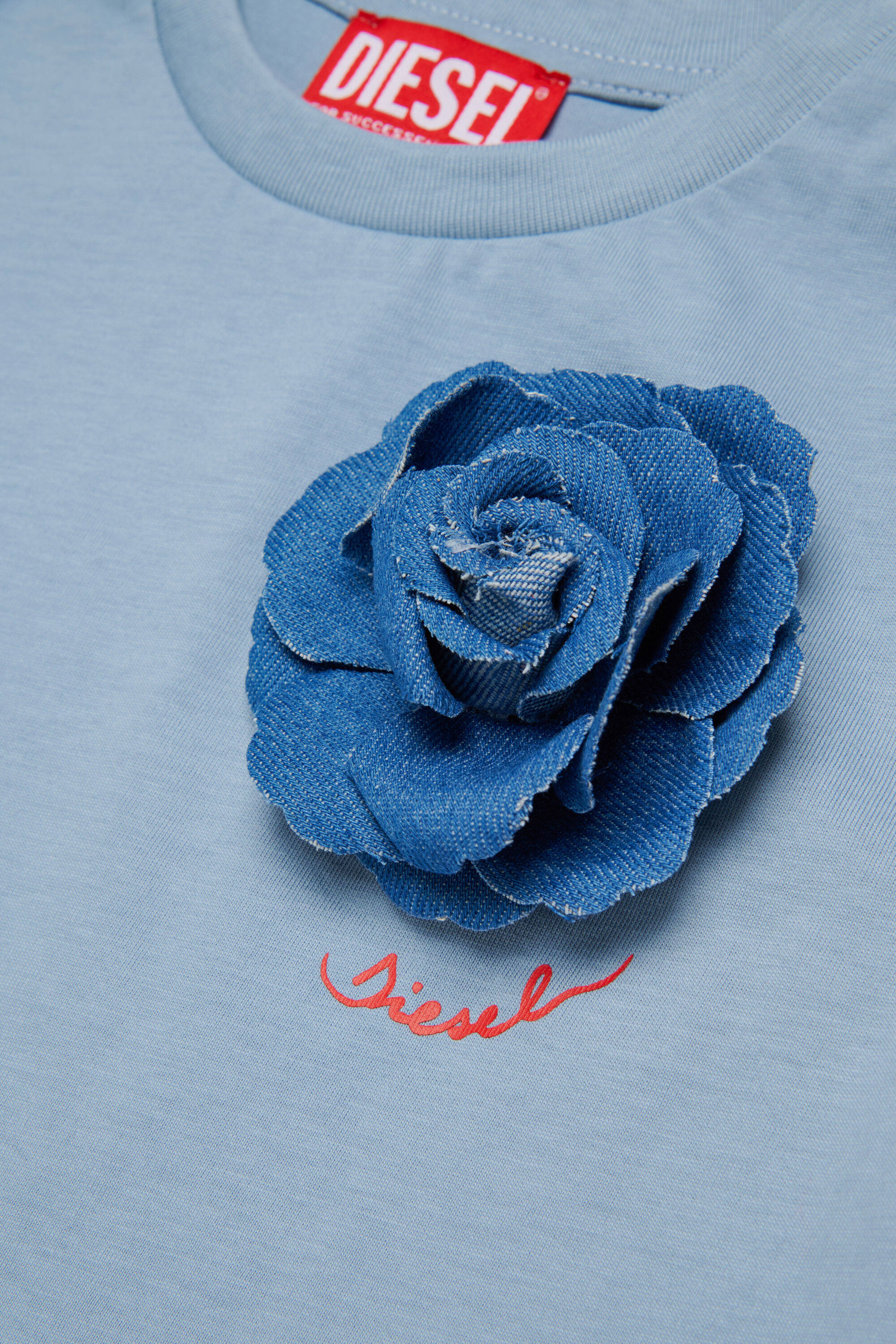 Diesel - TROSET, T-shirt con applicazione di rosa in denim Donna in Blu - 4