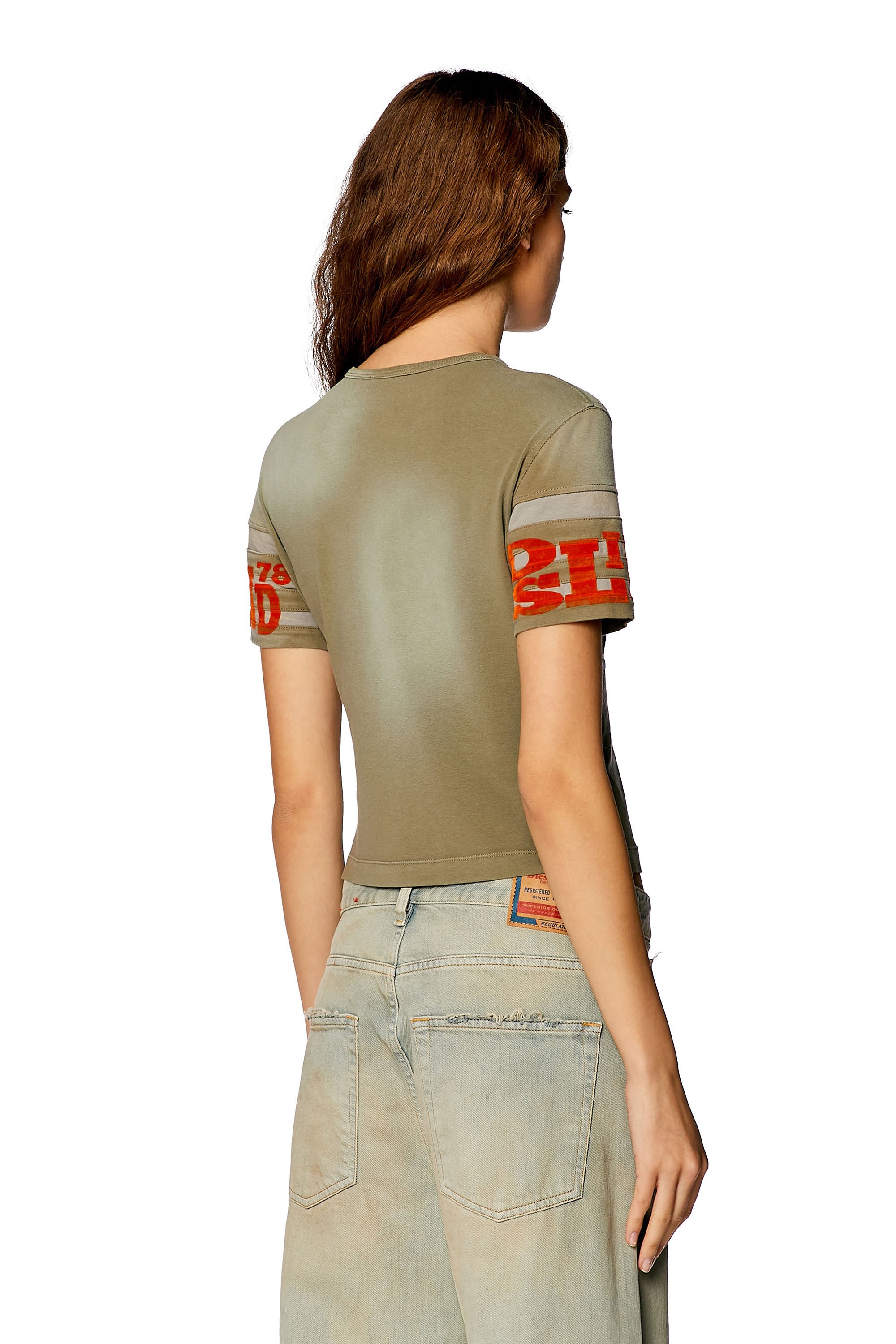 Diesel - T-UNCUSL, Femme T-shirt en jersey traité avec imprimés floqués in Marron - Image 4
