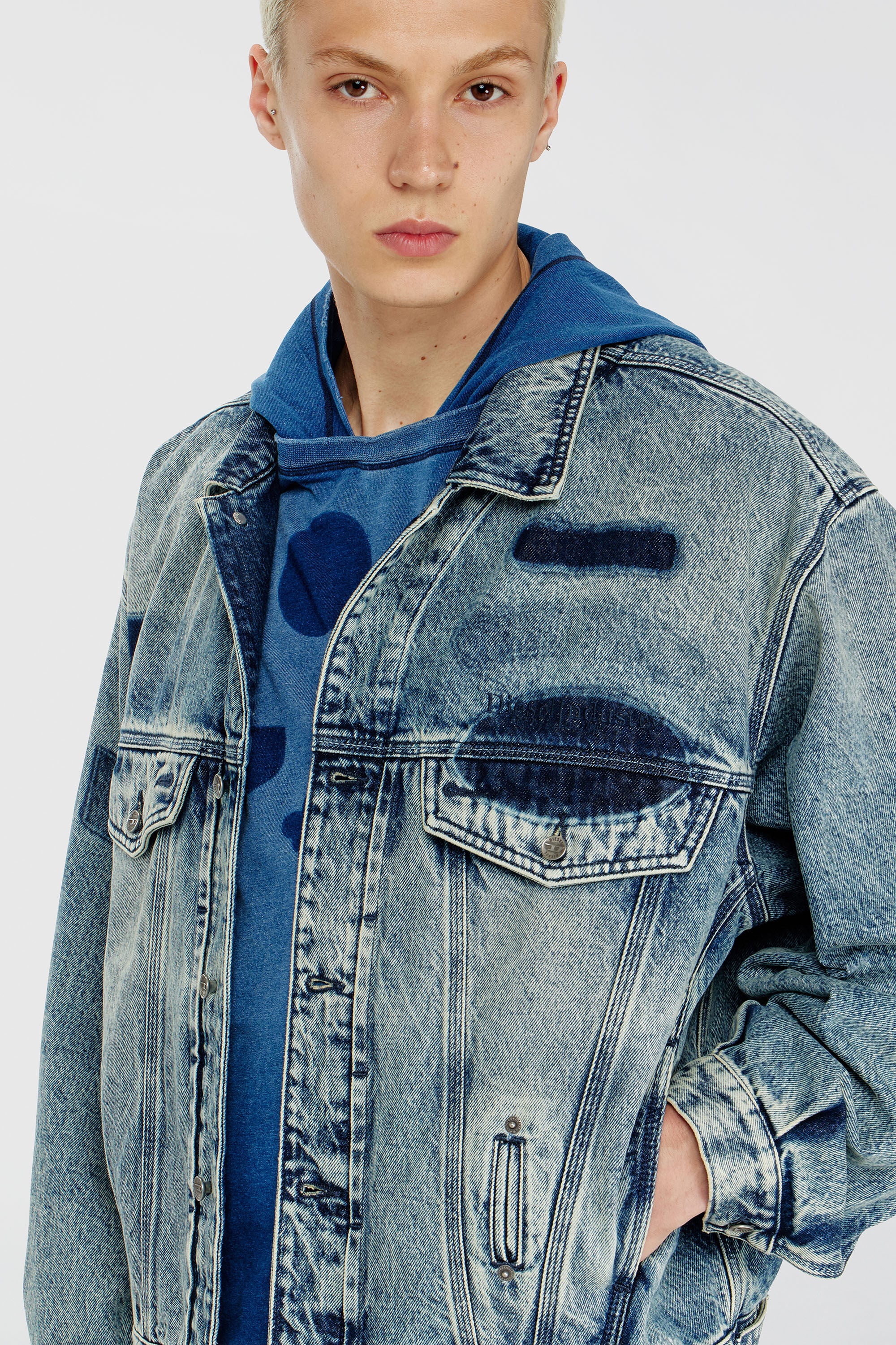 Diesel - D-DENVER-S2, Unisex Trucker-Jacke mit Patch-Effekten in Mittelblau - 5