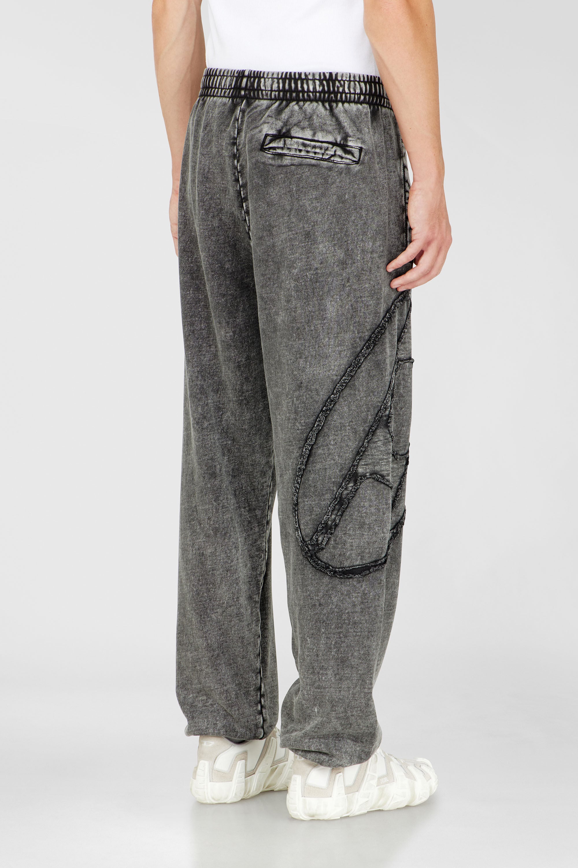 Diesel - P-MARKY-DEN, Pantaloni in cotone biologico con patch Oval D Uomo in Grigio - 4