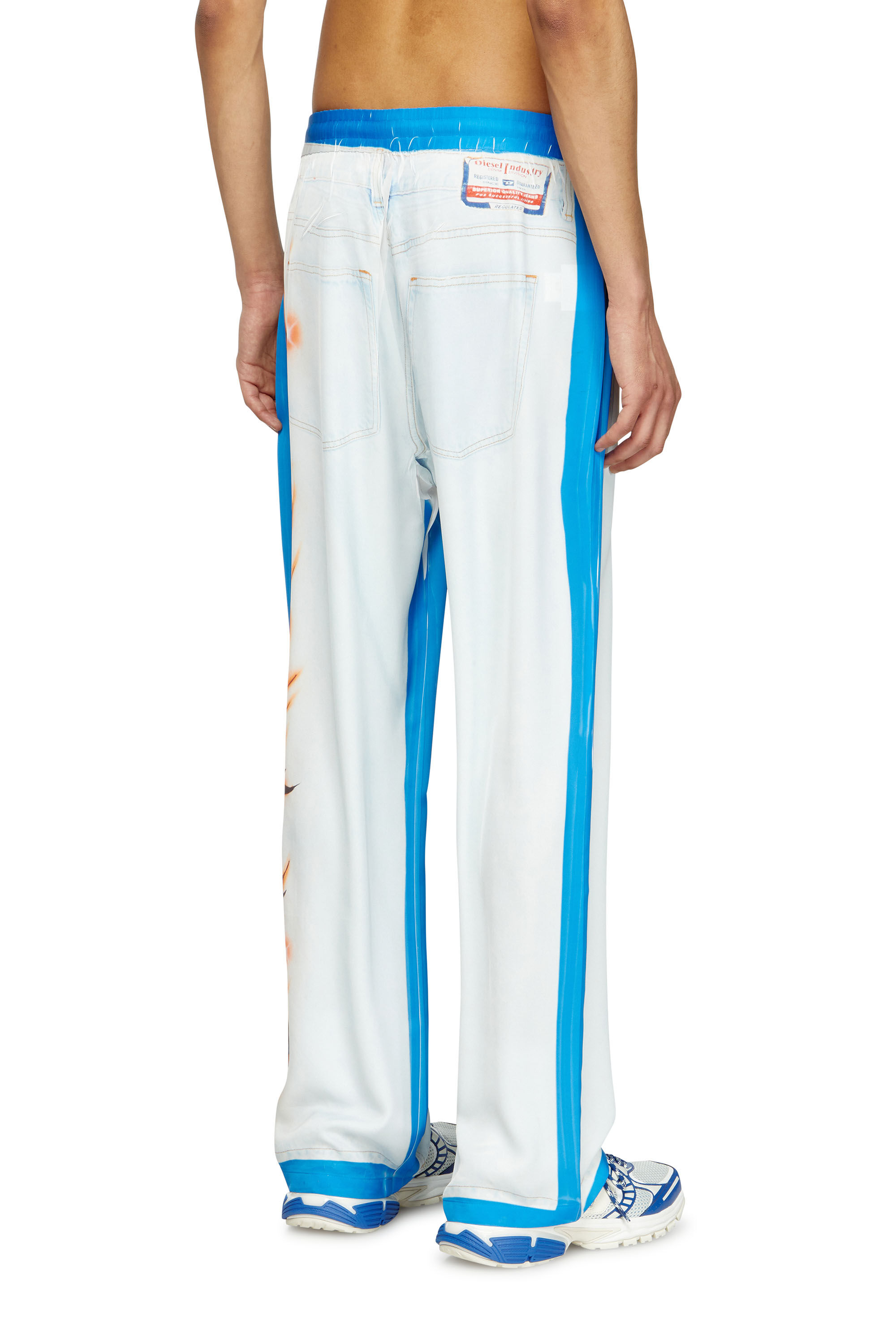 Diesel - P-AFTER-GRAFFITI-JAP, Unisex Hose im relaxed Fit mit Graffiti-Print in Blau/Weiss - 4