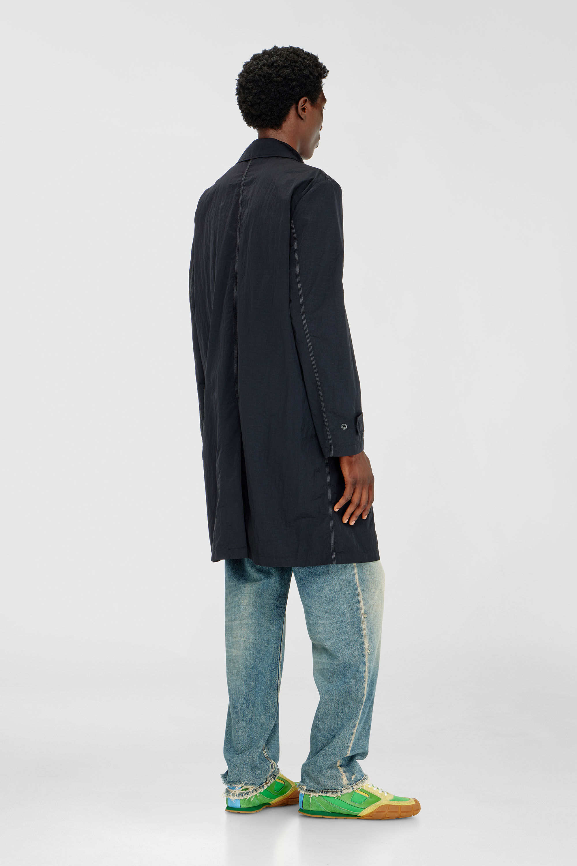 Diesel - J-BURHAT, Manteau en nylon &agrave; finition froiss&eacute;e brillante Homme in Noir - 4