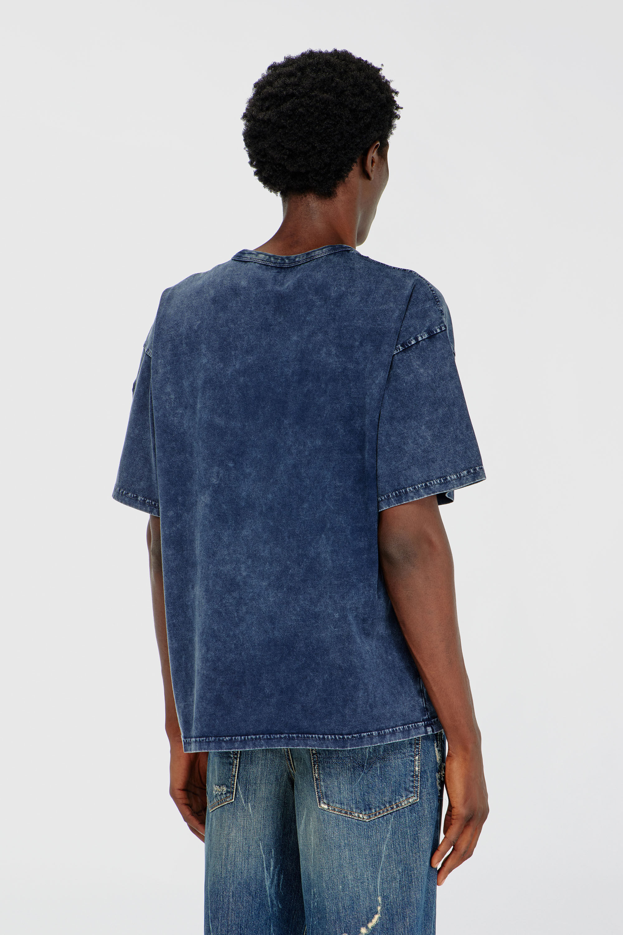 Diesel - T-BOXT-DEN, T-shirt en coton d&eacute;contract&eacute;e avec applique Oval D Homme in Bleu - 4