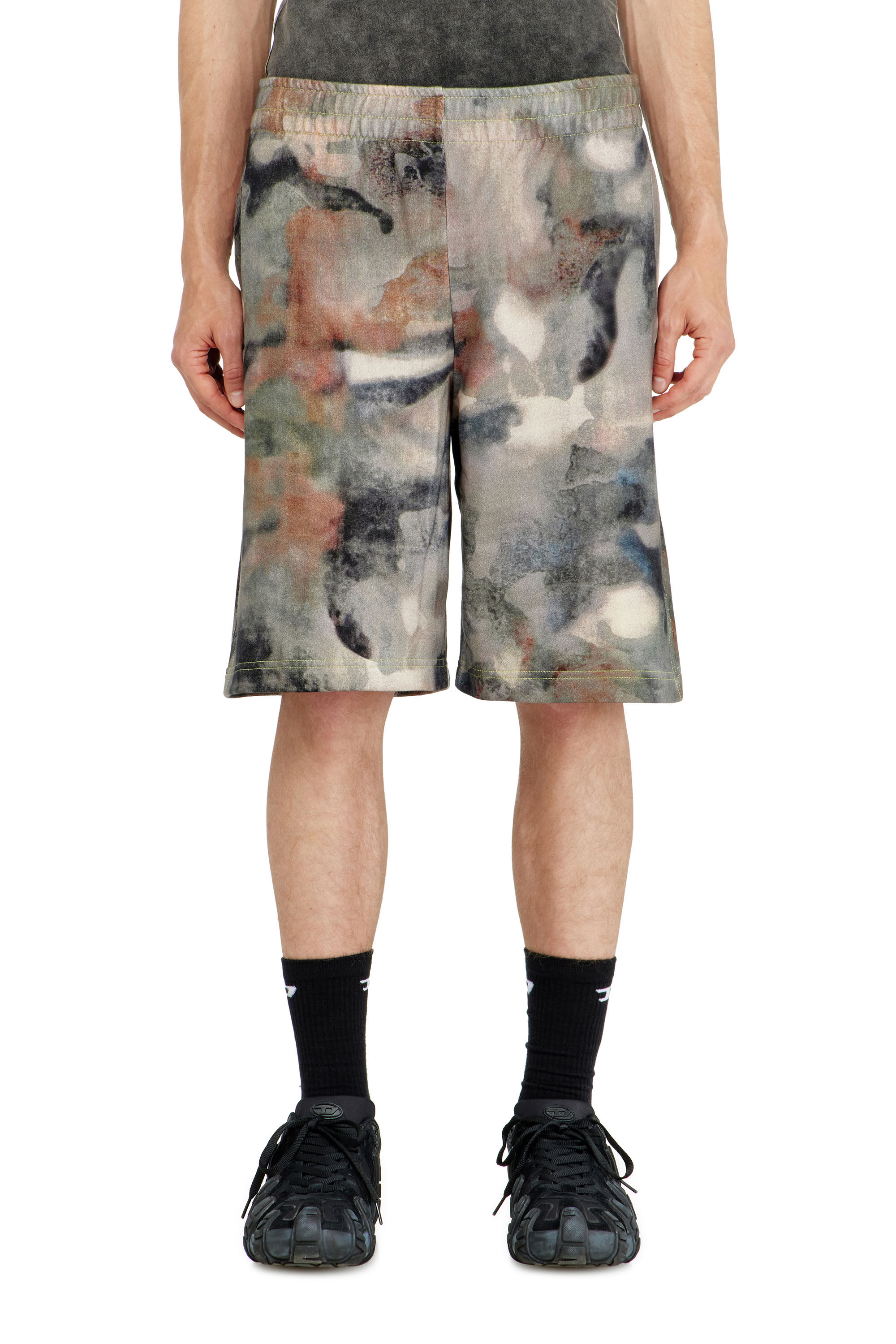 Diesel - P-CRONE-V1, Shorts en molleton &agrave; imprim&eacute; camouflage digital Homme in Polychrome - 2