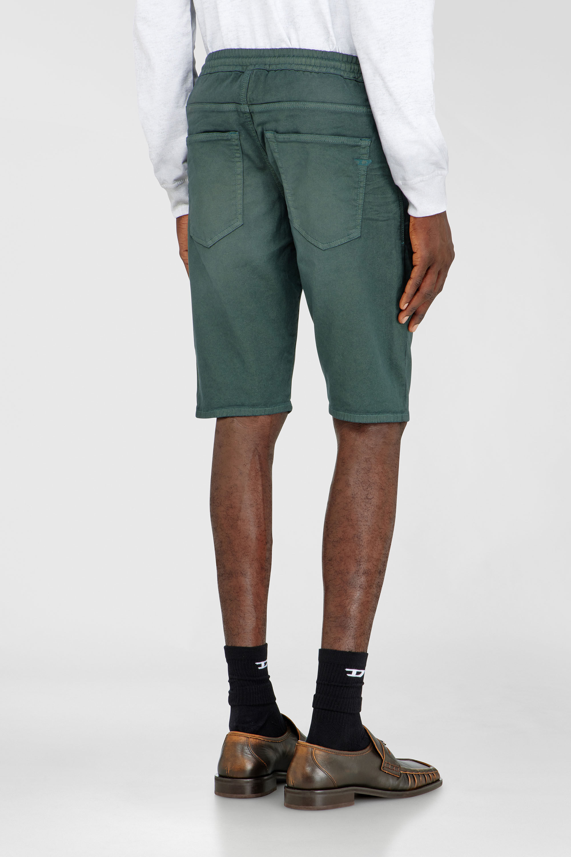 Diesel - 2033 D-KROOLEY-SHORT JOGG, Short chino en JoggJeans Homme in Gris - 4