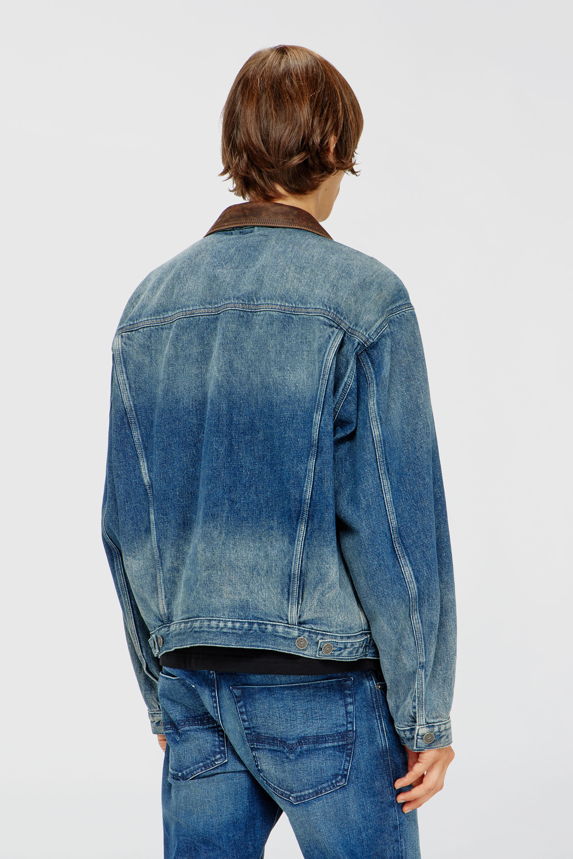 Diesel - D-DENVER-S1, Giacca trucker in denim con bordi in pelle a contrasto Unisex in Blu - 4