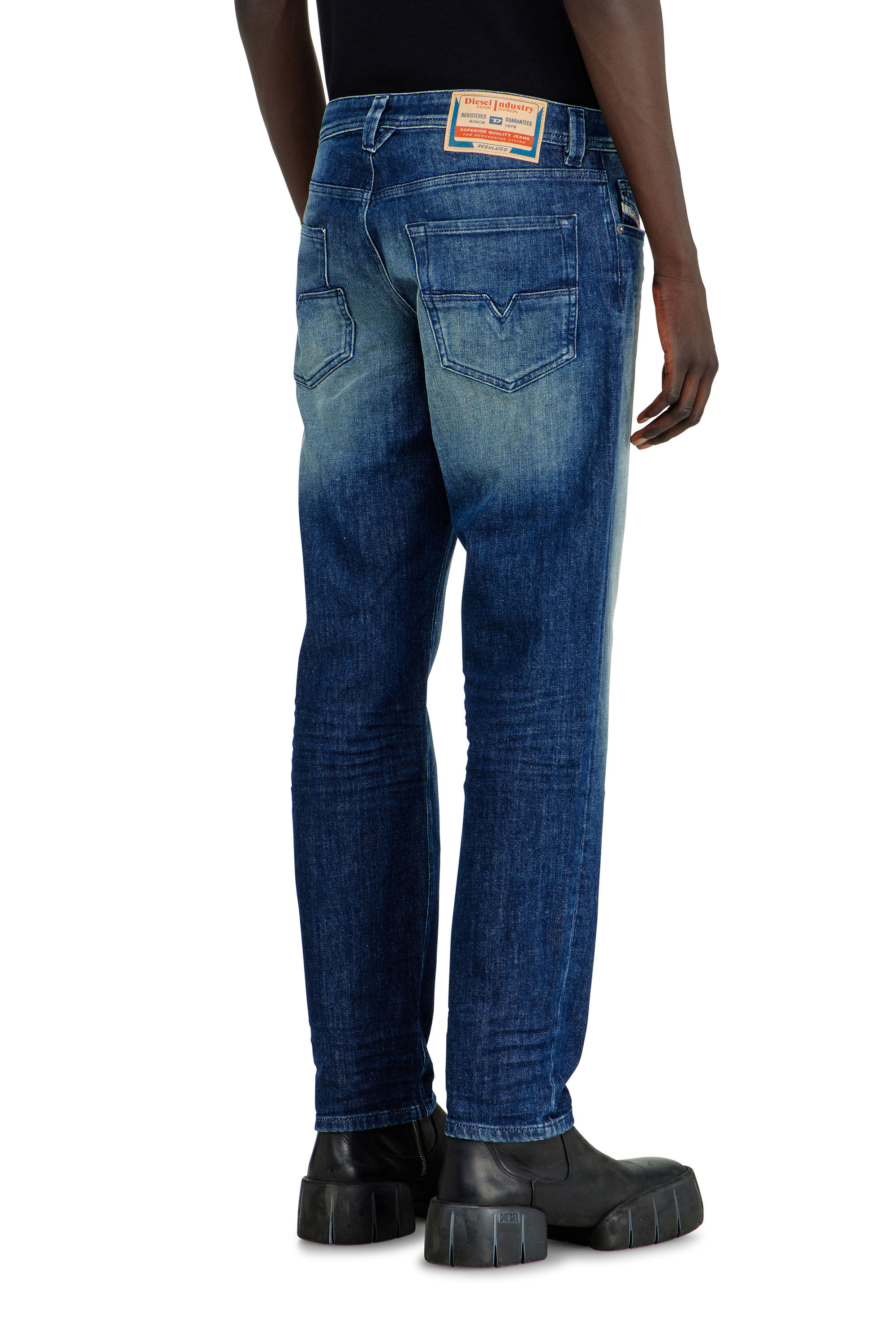 Diesel - Regular Jeans 1986 Larkee-Beex 0KBBR Uomo, Blu Scuro - Image 5