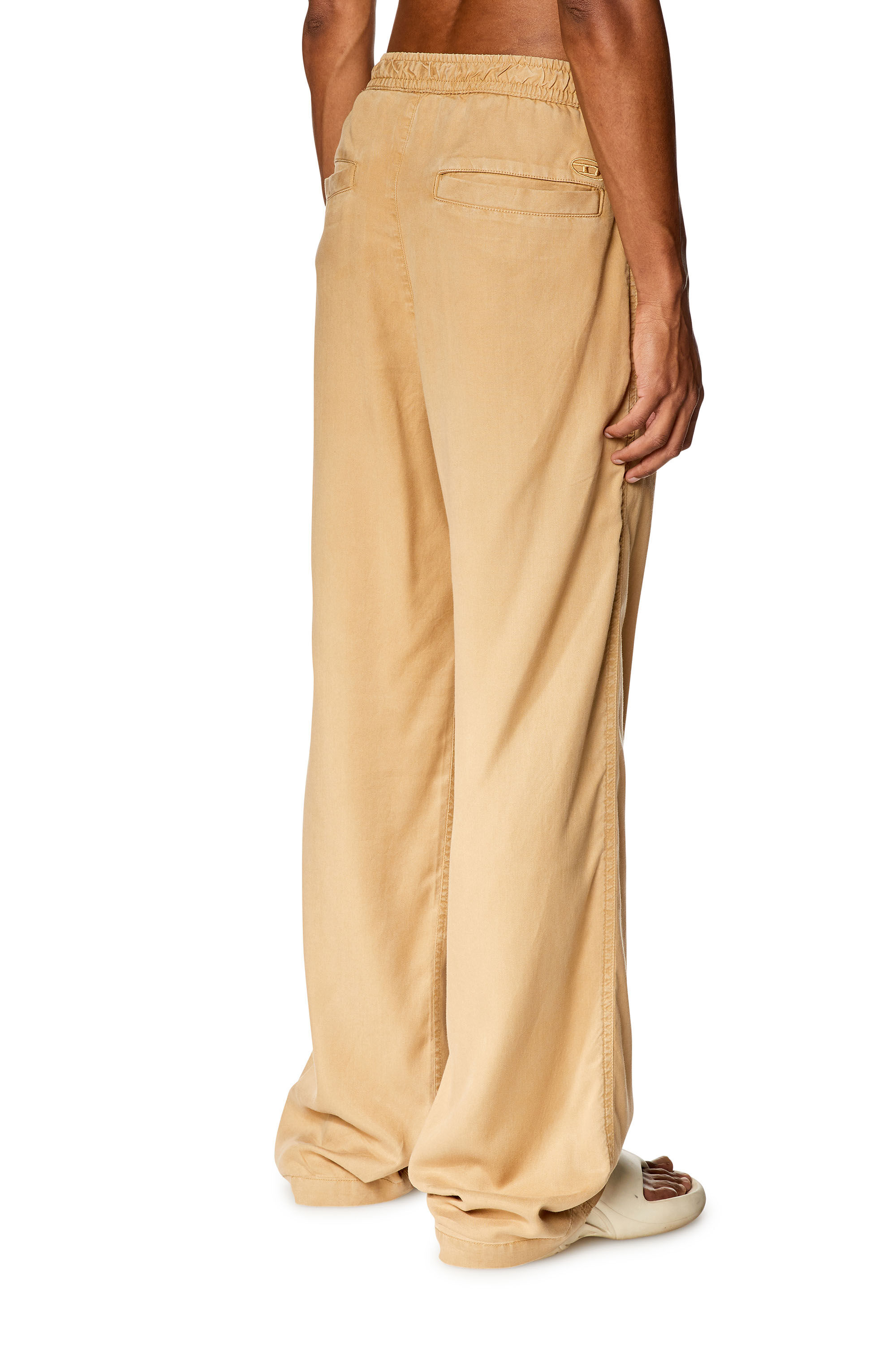 Diesel - P-GOLD-SPORT, Pantaloni fluidi in twill Uomo in Beige - 4