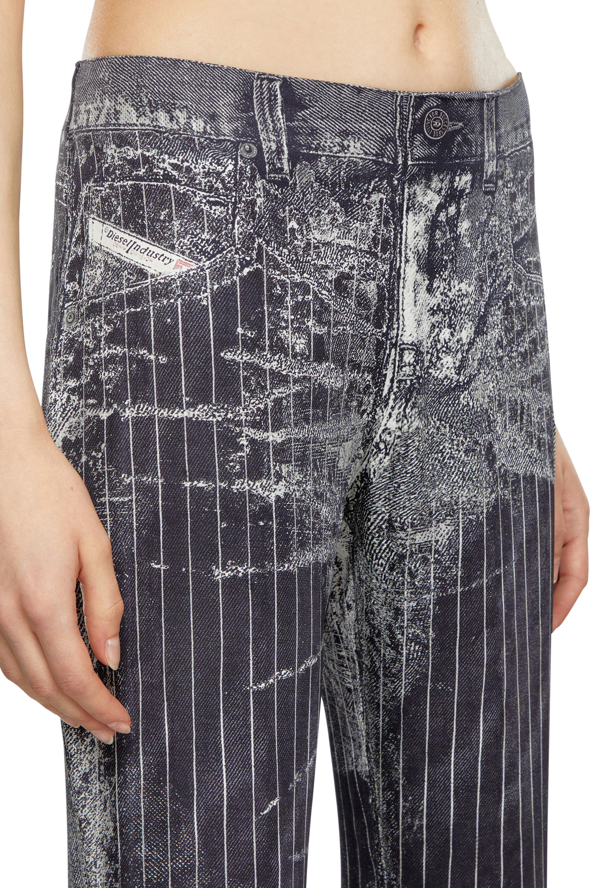 Diesel - P-RETTY, Femme Pantalon bootcut en satin à imprimé fines rayures in Noir - Image 5