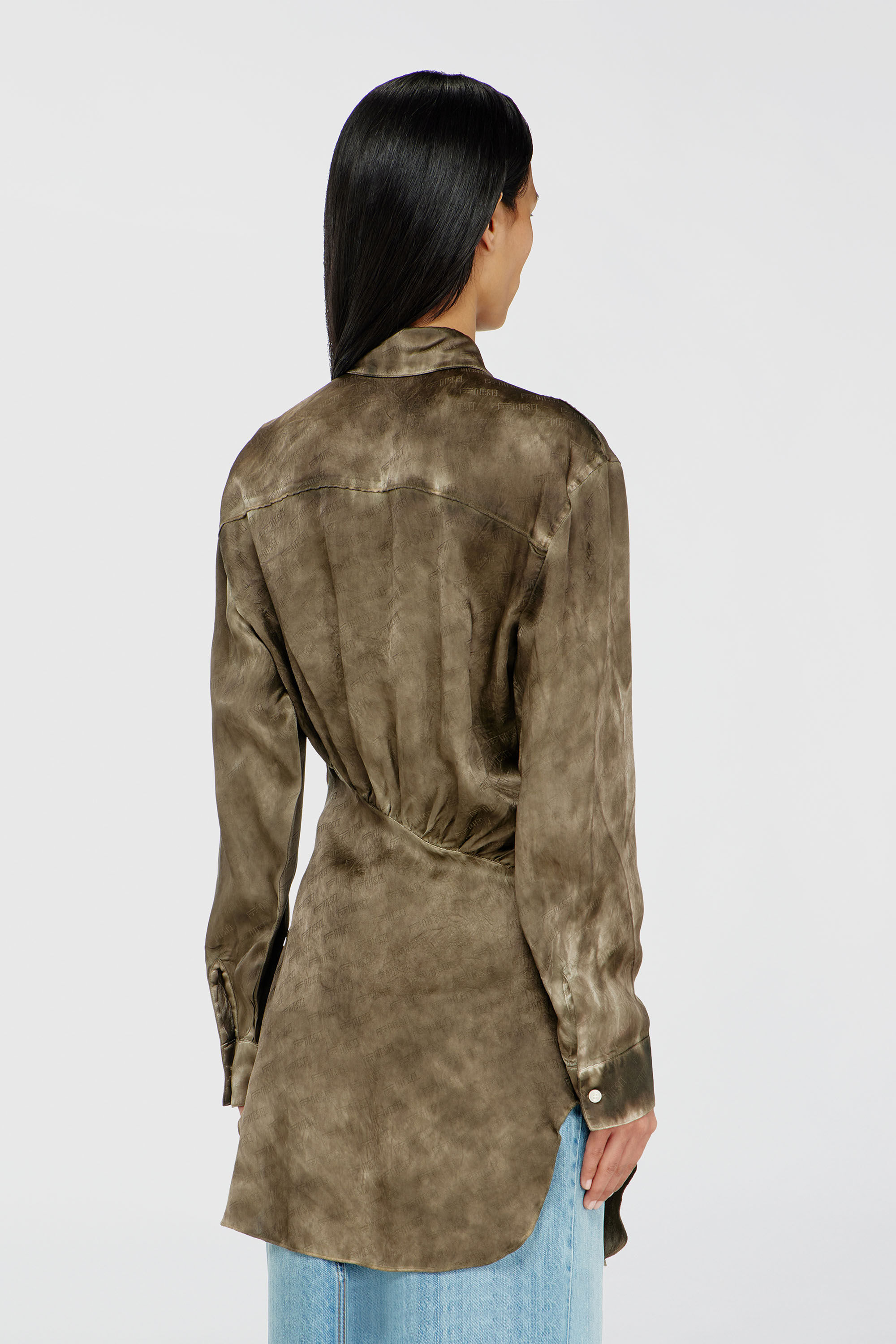 Diesel - C-LAVEL, Chemise longue en satin gaufr&eacute; logo-jacquard Femme in Vert - 4