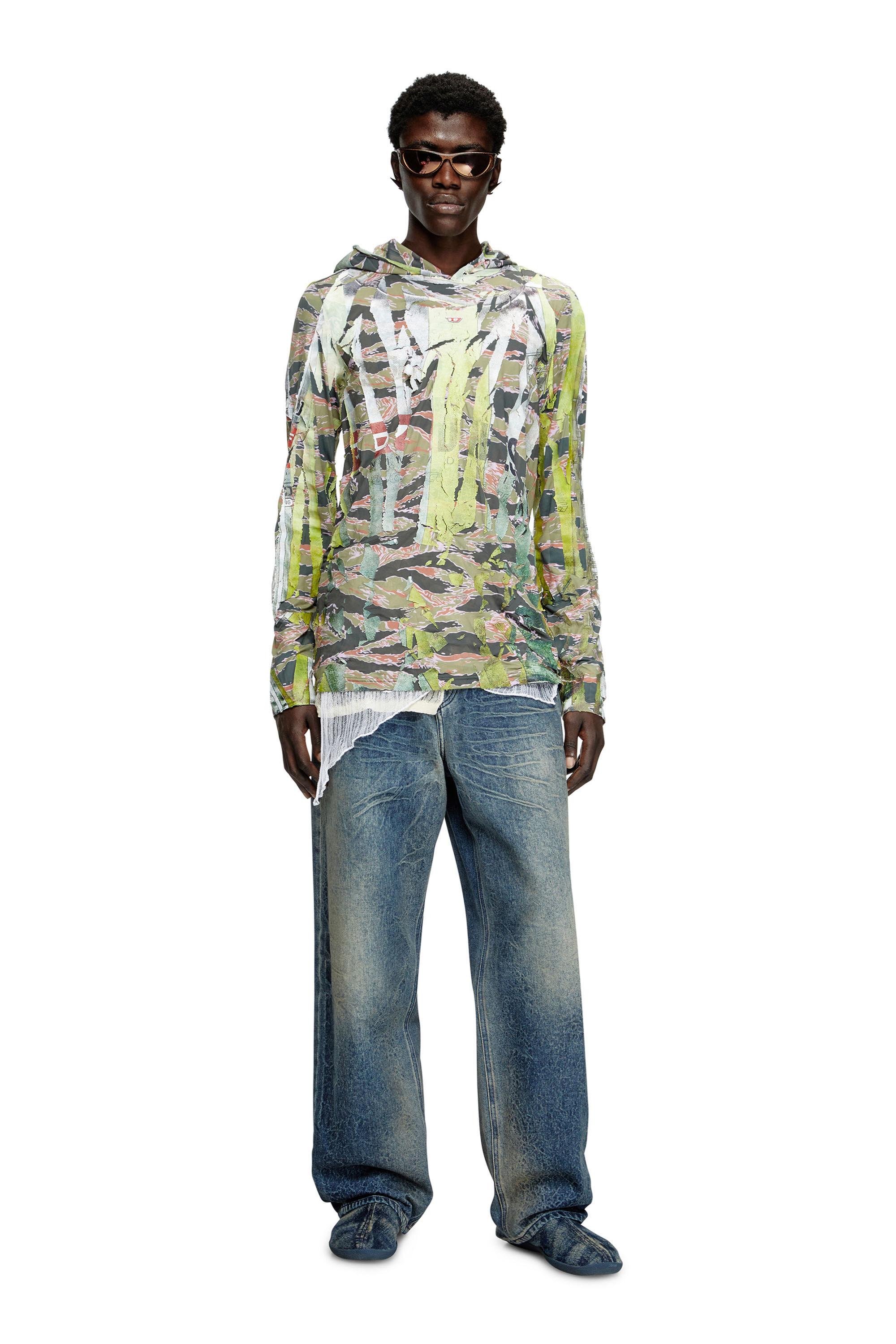 Diesel - T-GILLIS, Unisex Camo-Oberteil mit Kapuze und gerissenem Print in Braun/Grün - 1