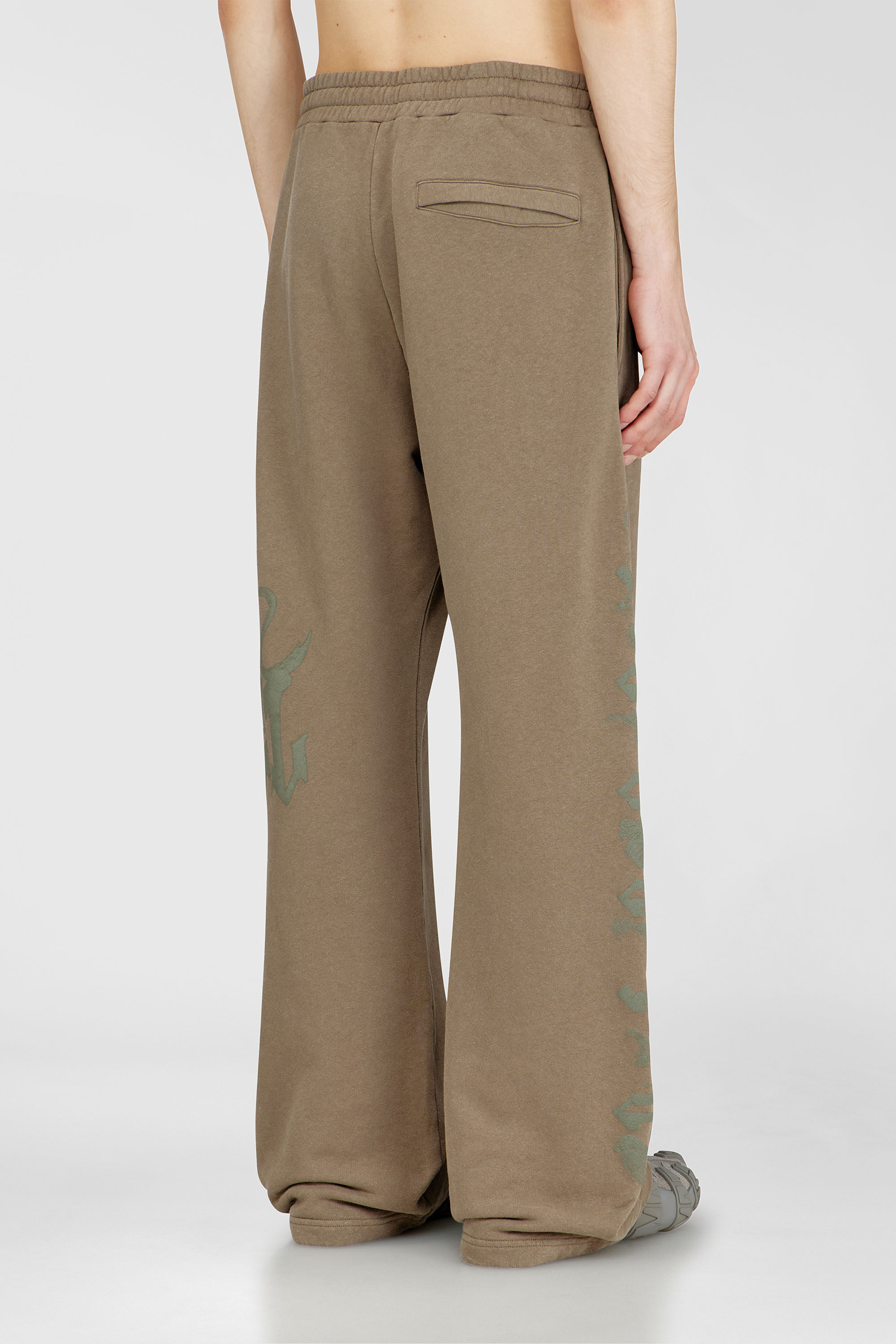 Diesel - P-GRO, Pantalon trait&eacute; avec imprim&eacute; logo Homme in Marron - 4
