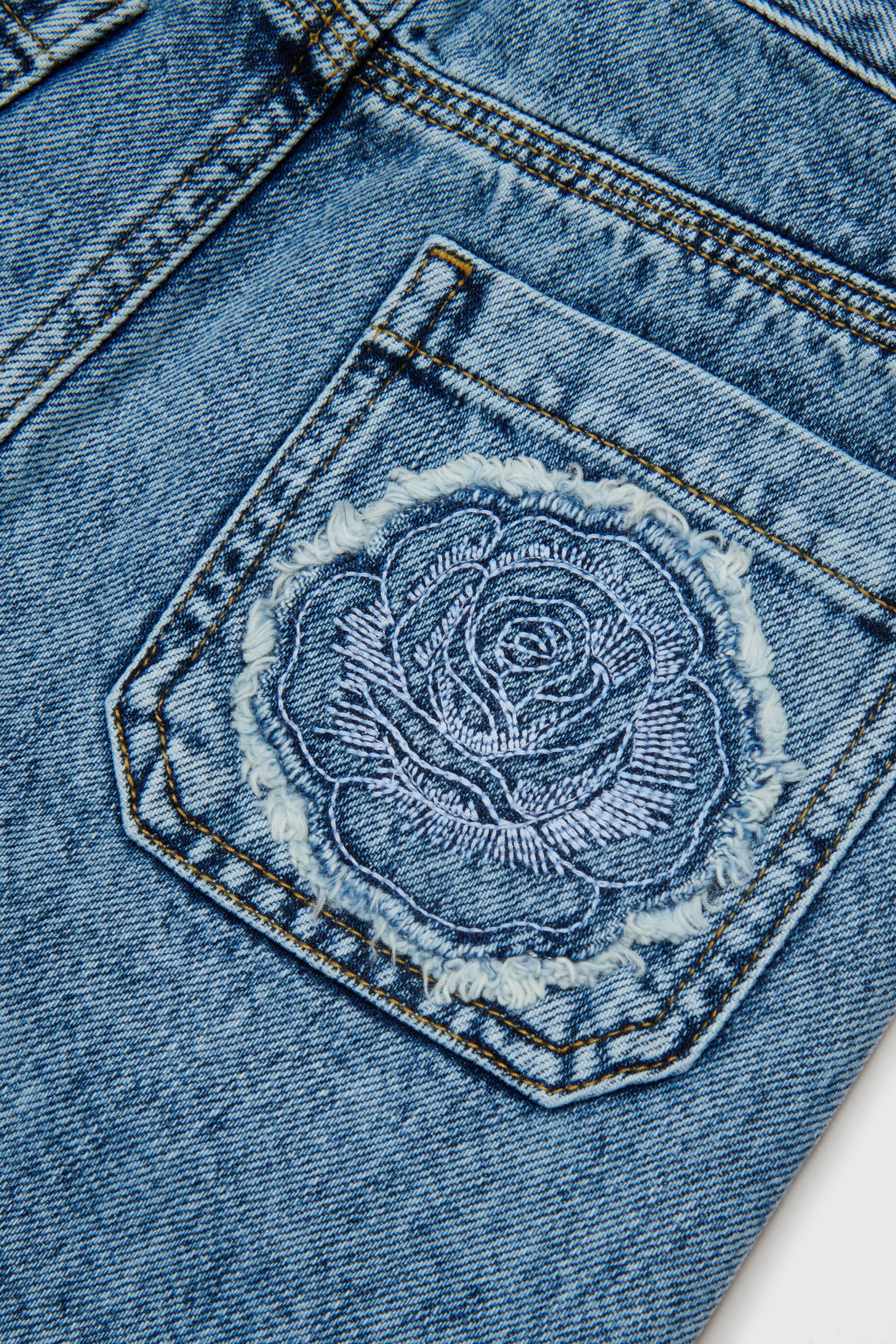 Diesel - GELKA, Gonna in denim a taglio vivo con patch a rosa Donna in Blu - 4
