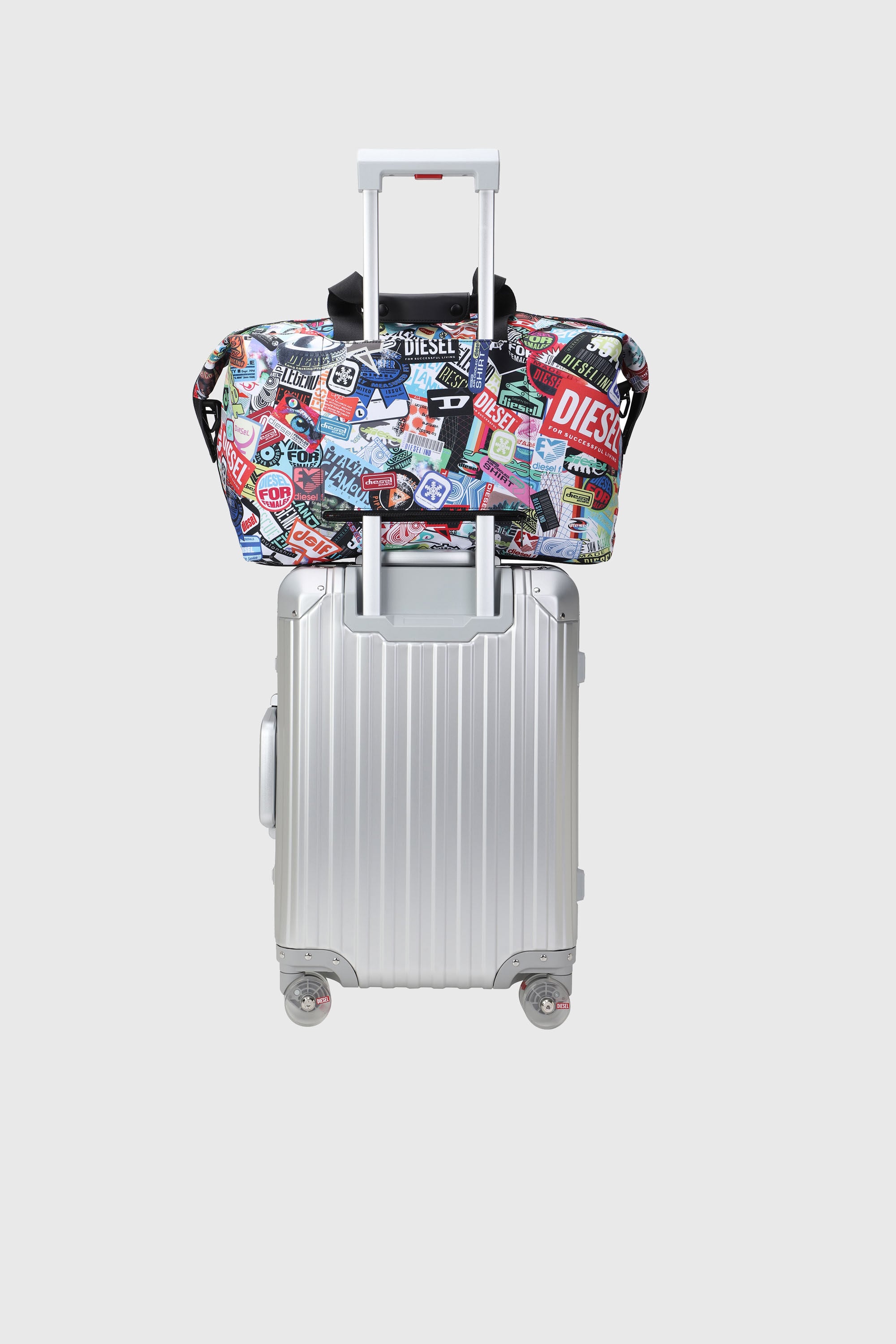 Diesel - DIESEL PC PRINTED DUFFLE-STICKERS- DSB00, Unisex Praktische Duffel-Tasche mit Aufklebern in Bunt - 7