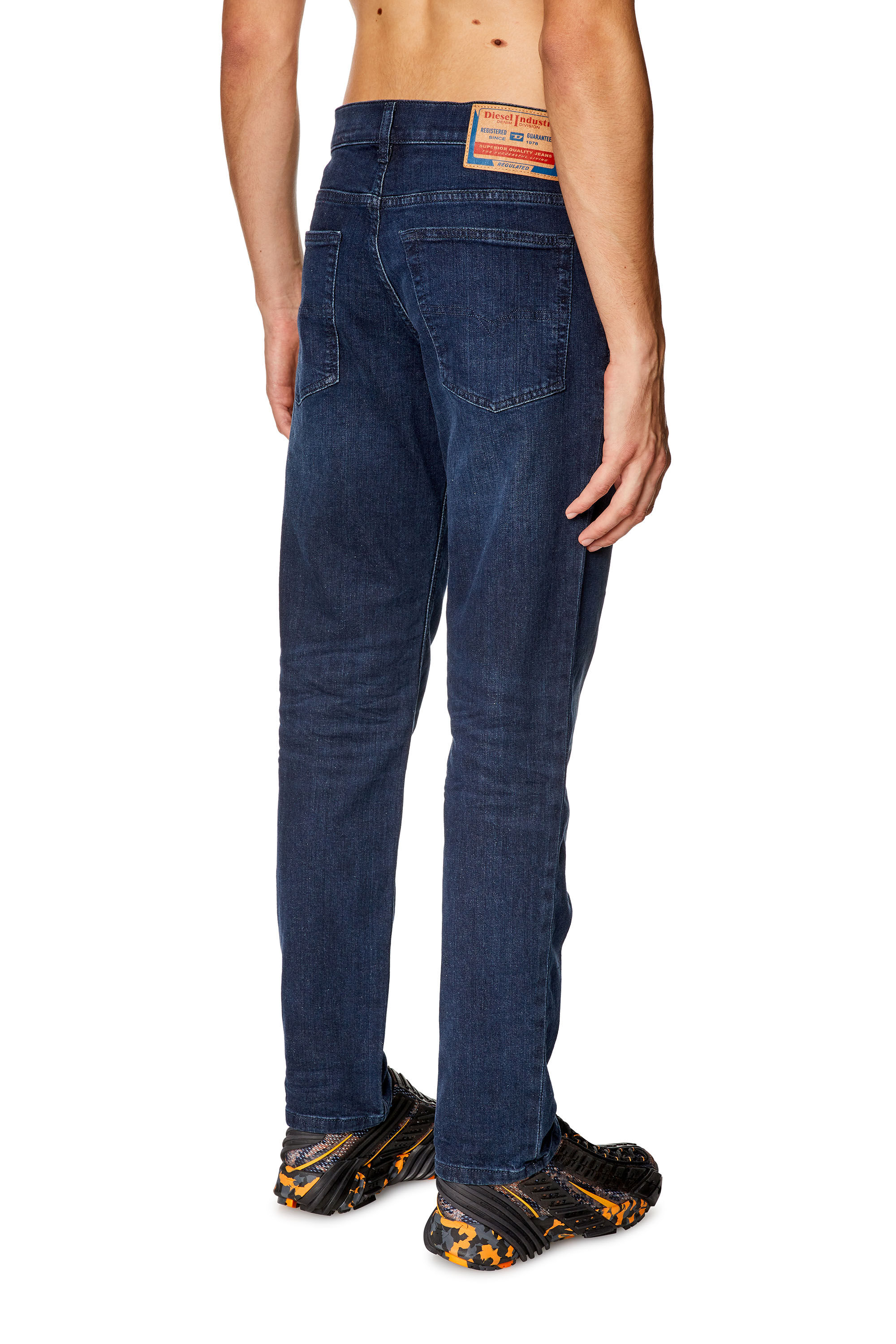 Diesel - Tapered Jeans 2023 D-Finitive 0CNAA, Bleu Foncé - Image 4