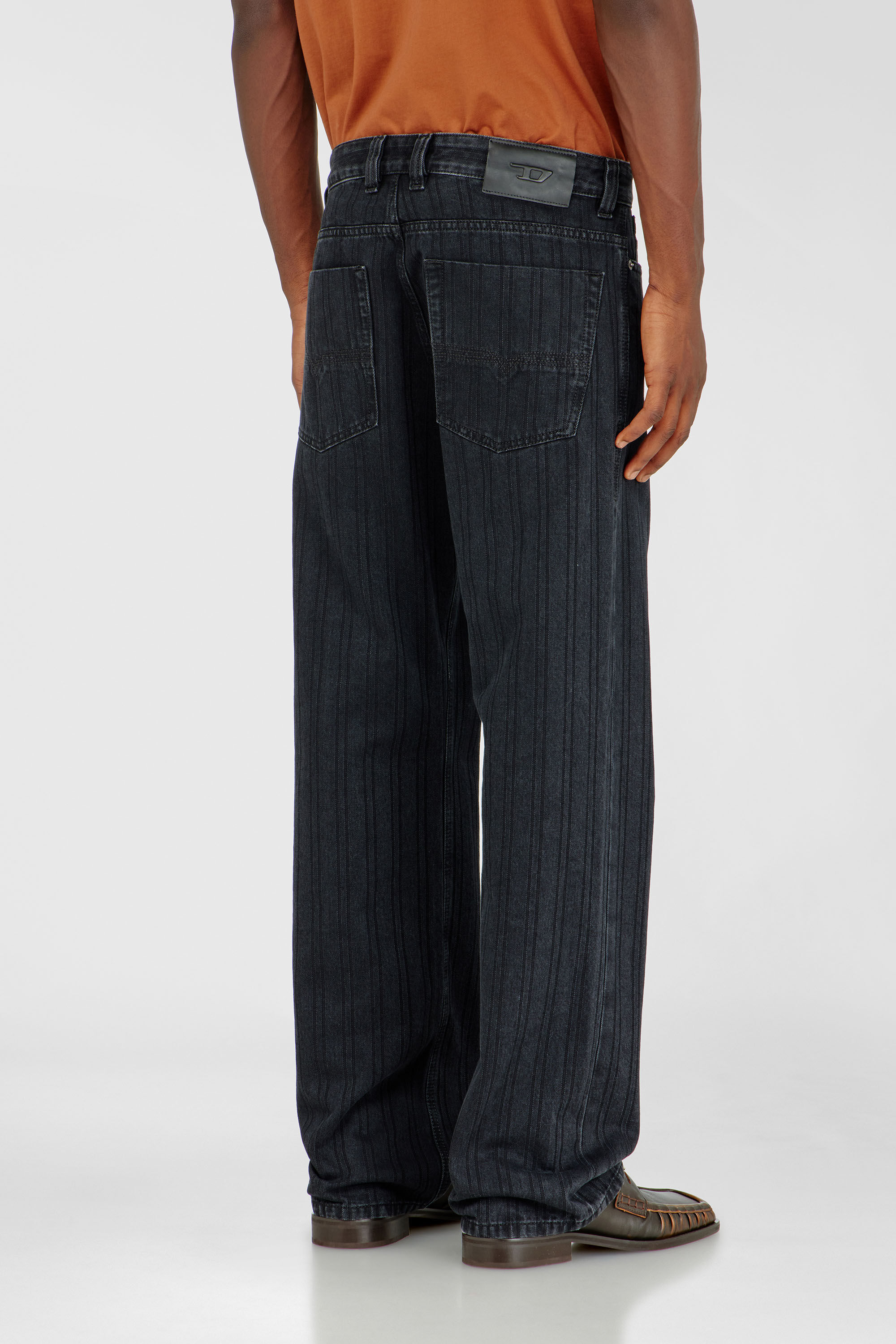 Diesel - Relaxed Jeans 1980 D-Eeper 09Q12 Uomo, Nero/Grigio scuro - Image 5