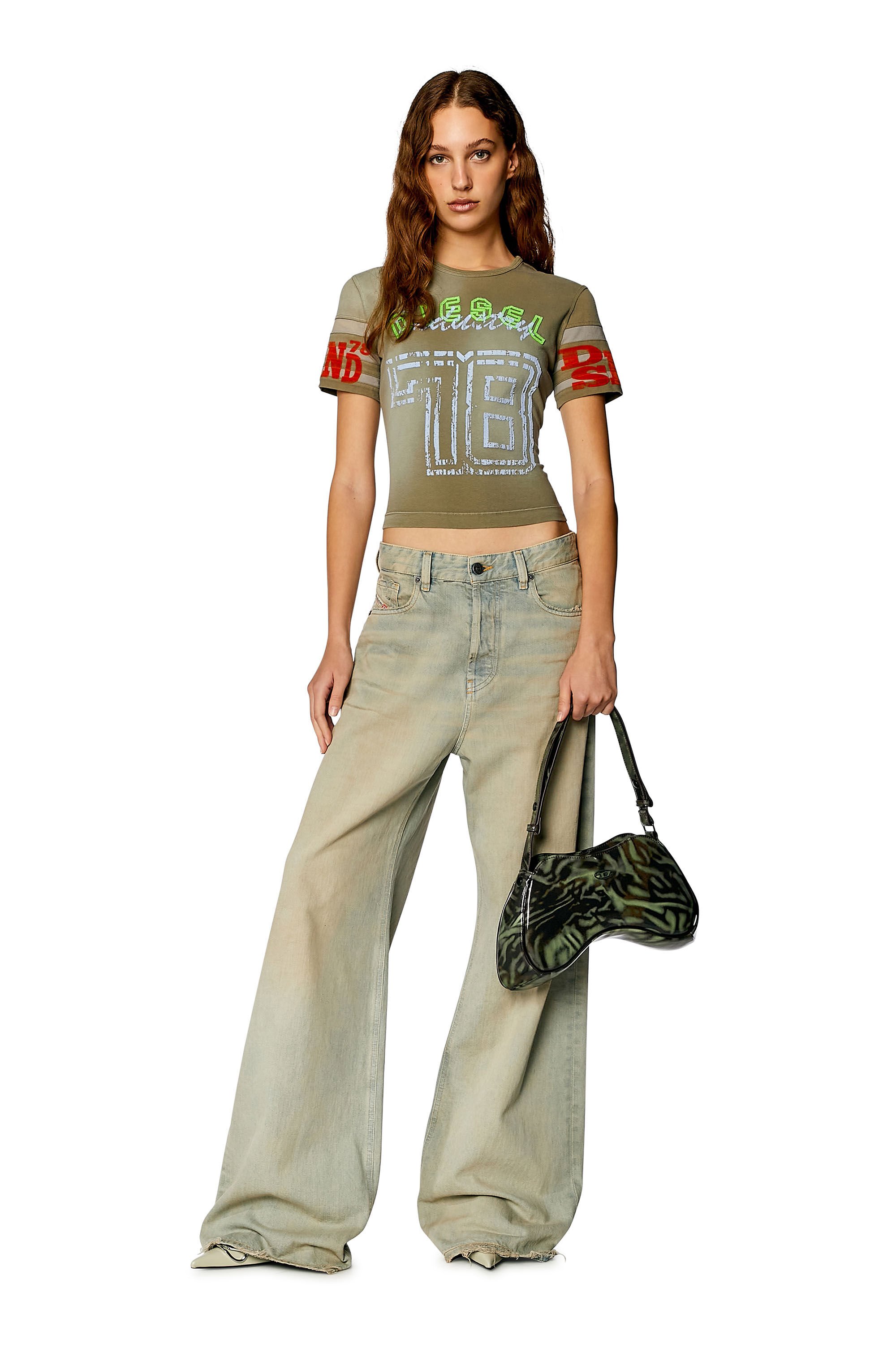 Diesel - T-UNCUSL, Damen T-Shirt aus behandeltem Jersey mit aufgeflockten Prints in Braun - Image 1