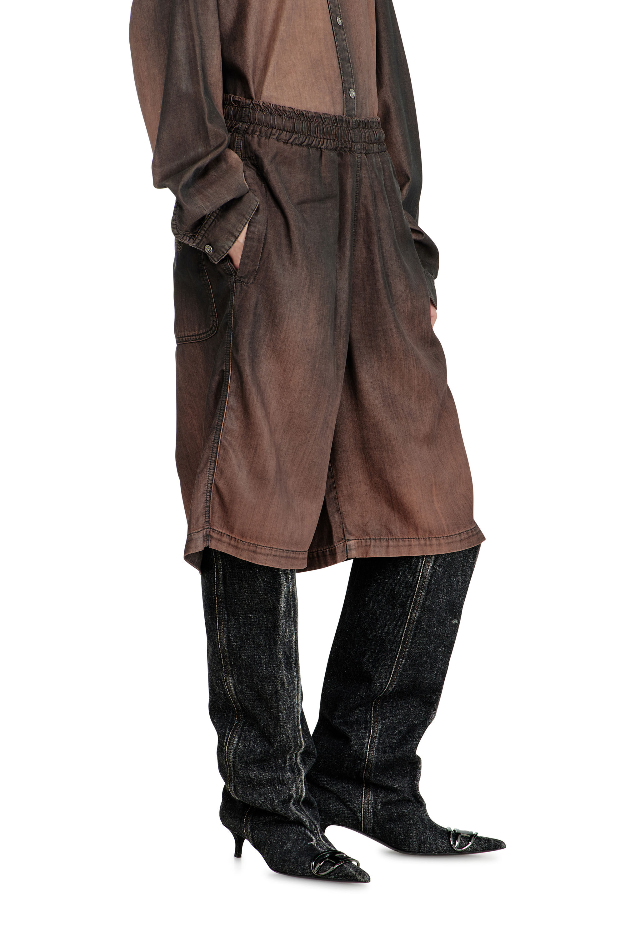 Diesel - D-RODER-SHORT-S, Bermuda d&eacute;contract&eacute; en denim enduit fluide Mixte in Marron - 5