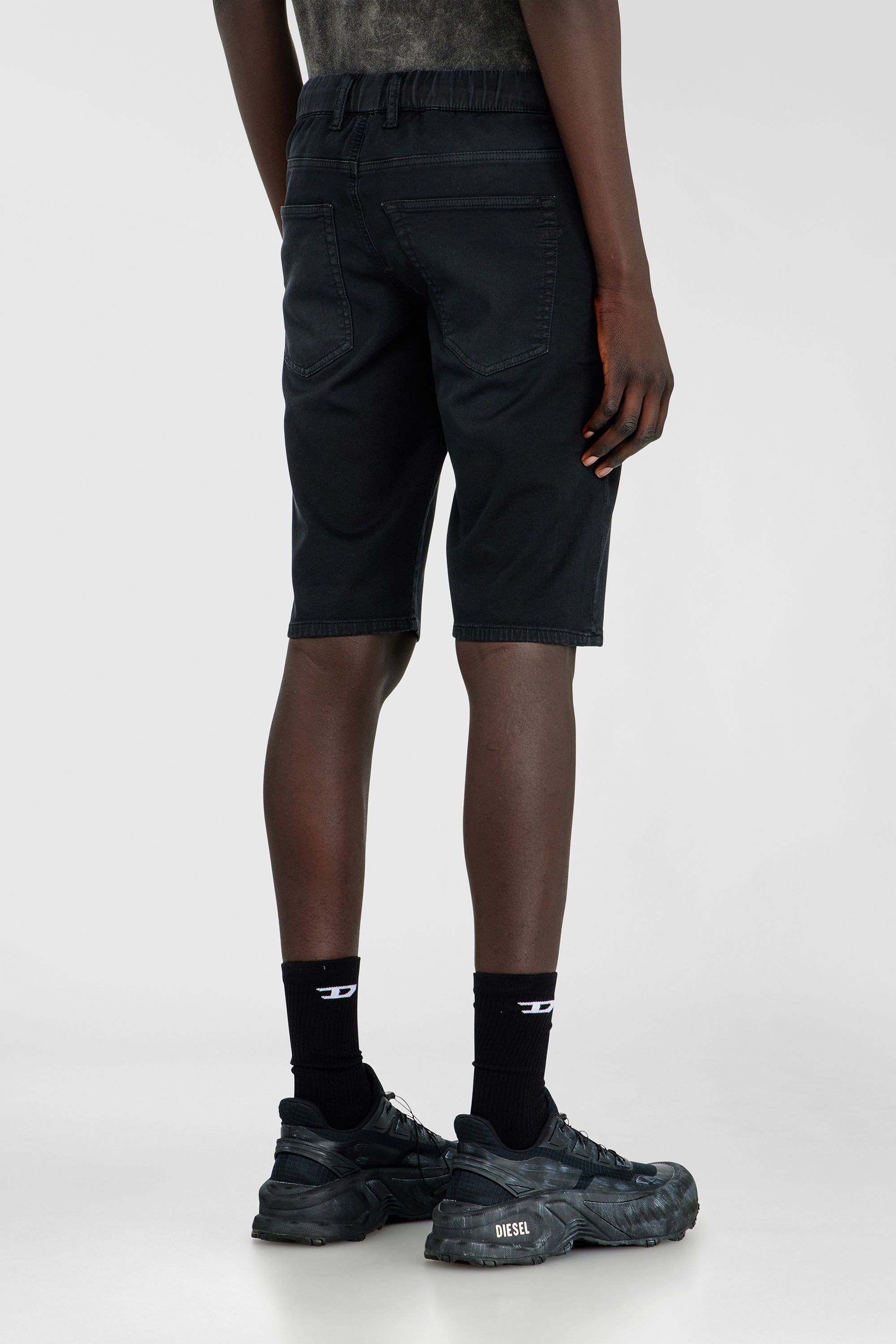 Diesel - 2033 D-KROOLEY-SHORT-BW JOGG, Pantaloni corti slim in denim colorato Uomo in Nero - 4