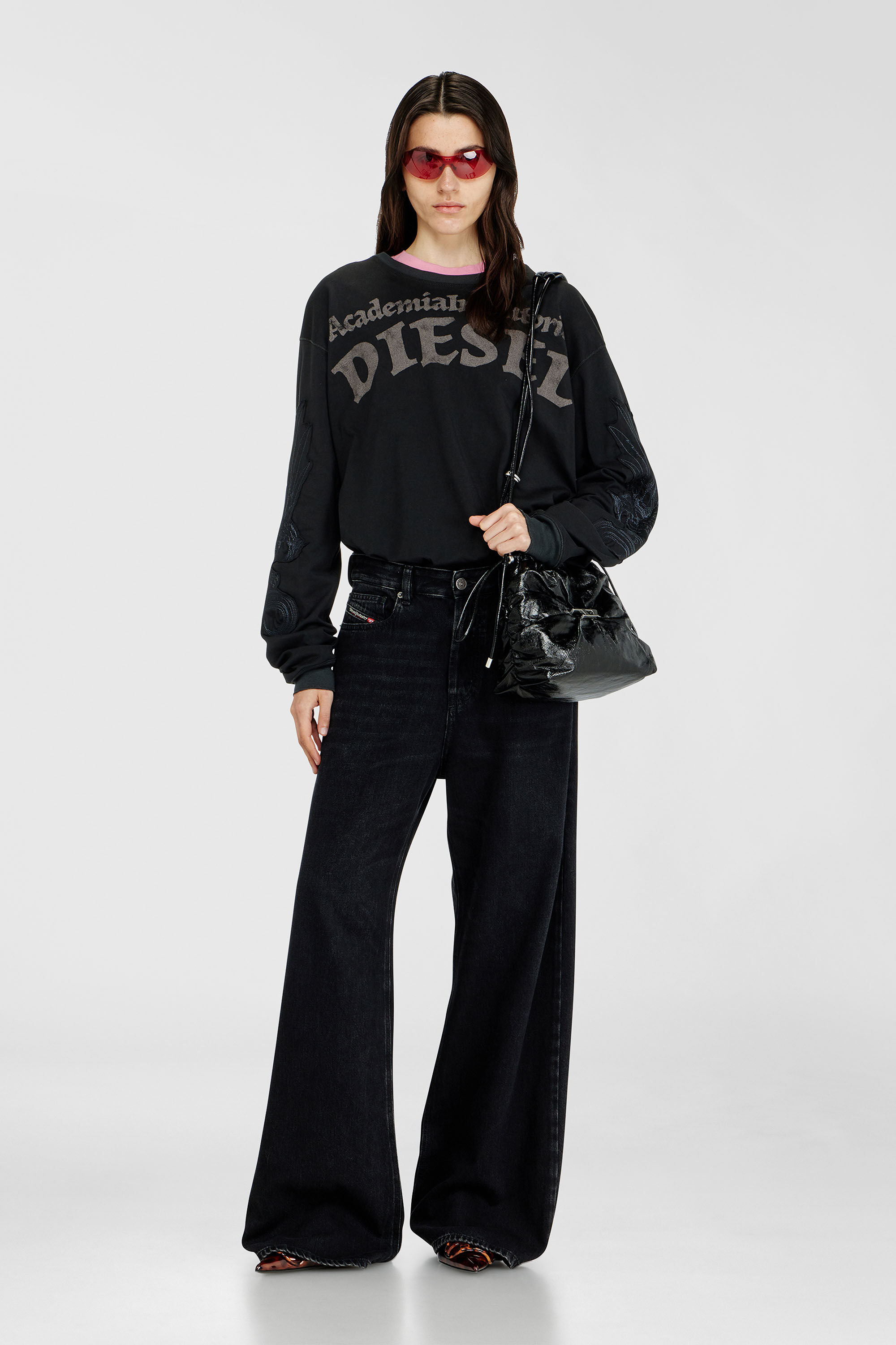 Diesel - SCRUNCH-D BUCKET, Damen Scrunch-D-Beuteltasche aus gl&auml;nzendem zerknittertem Leder in Schwarz - 1