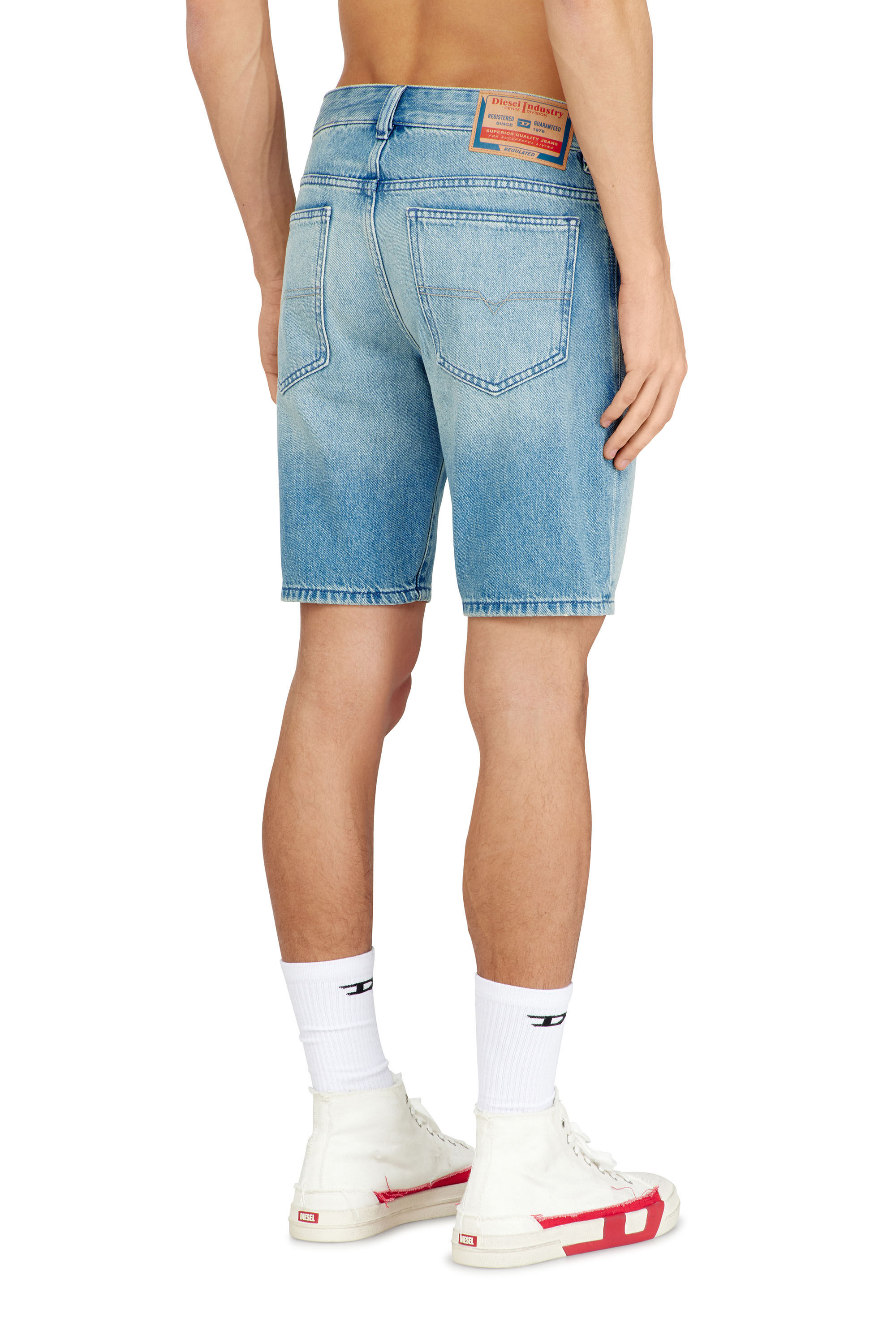 Diesel - D-FIN, Short en jean slim en coton bio Homme in Bleu - 4