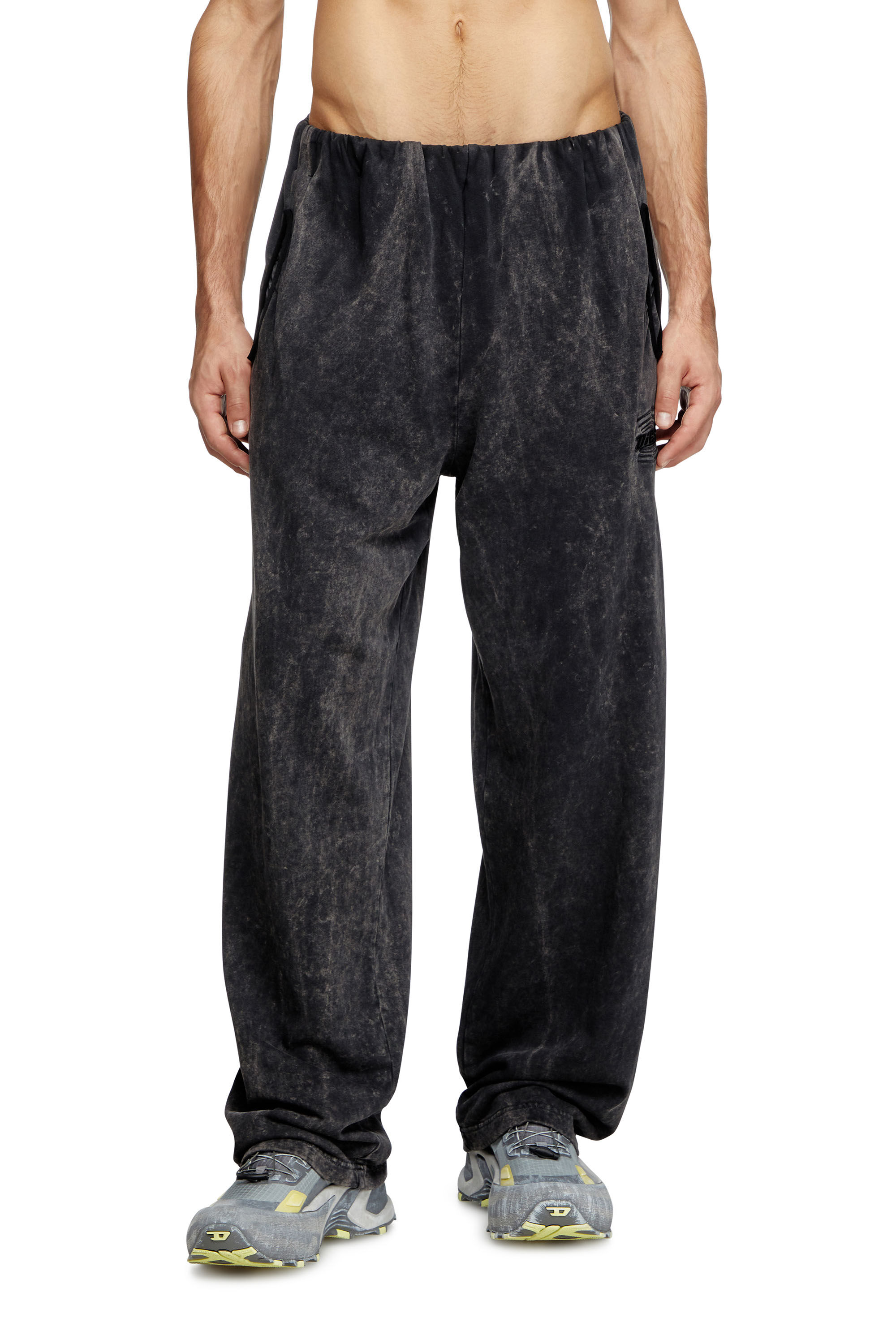 Diesel - P-MARKLE, Pantalon de survêtement traité avec taille froncée Homme in Noir - 3