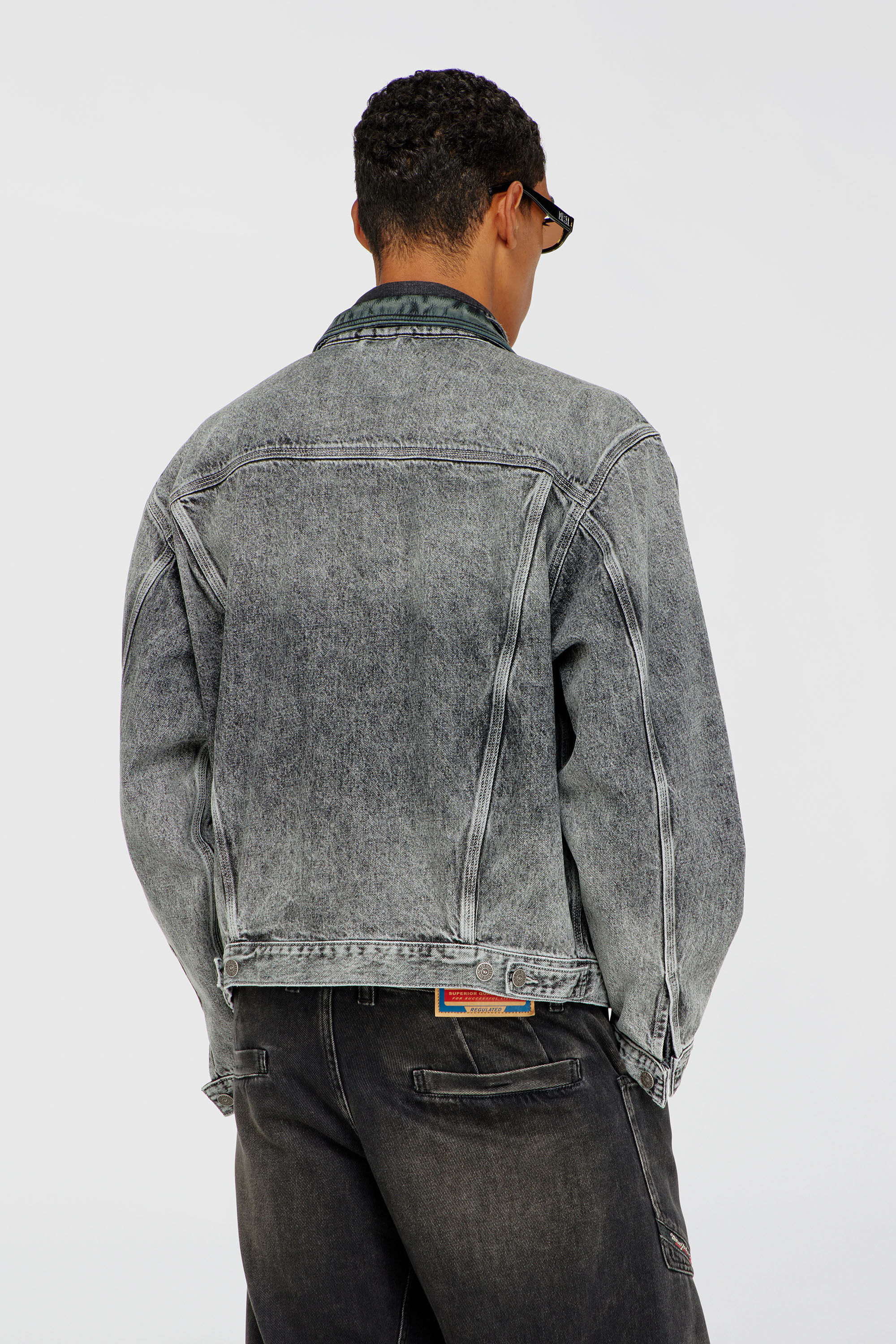 Diesel - D-DENVER-S, Veste en jean trucker avec garnitures en cuir ton sur ton Mixte in Gris - 4