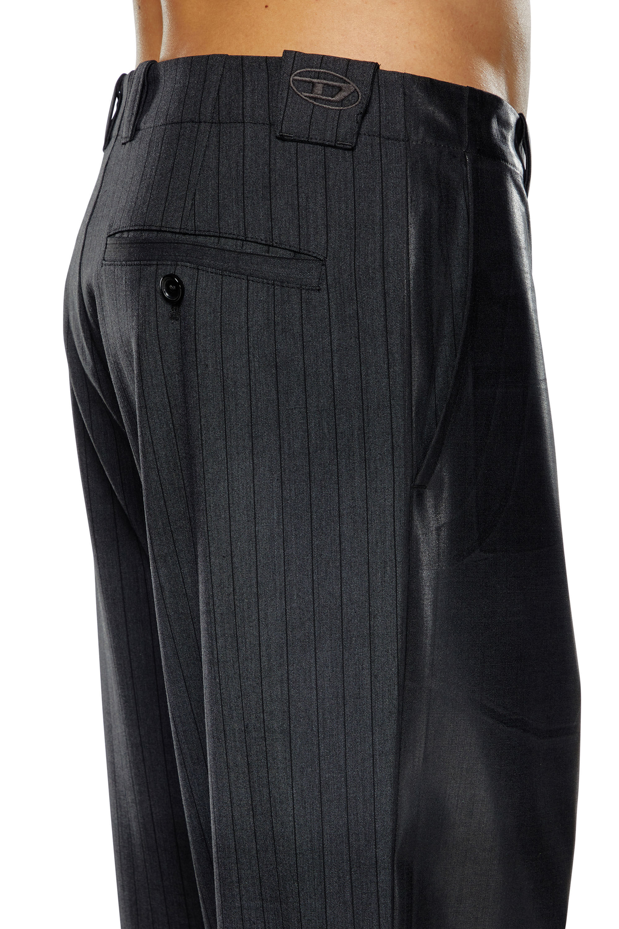 Diesel - P-STANLEY, Homme Pantalon à fines rayures avec devant enduit in Noir - Image 5