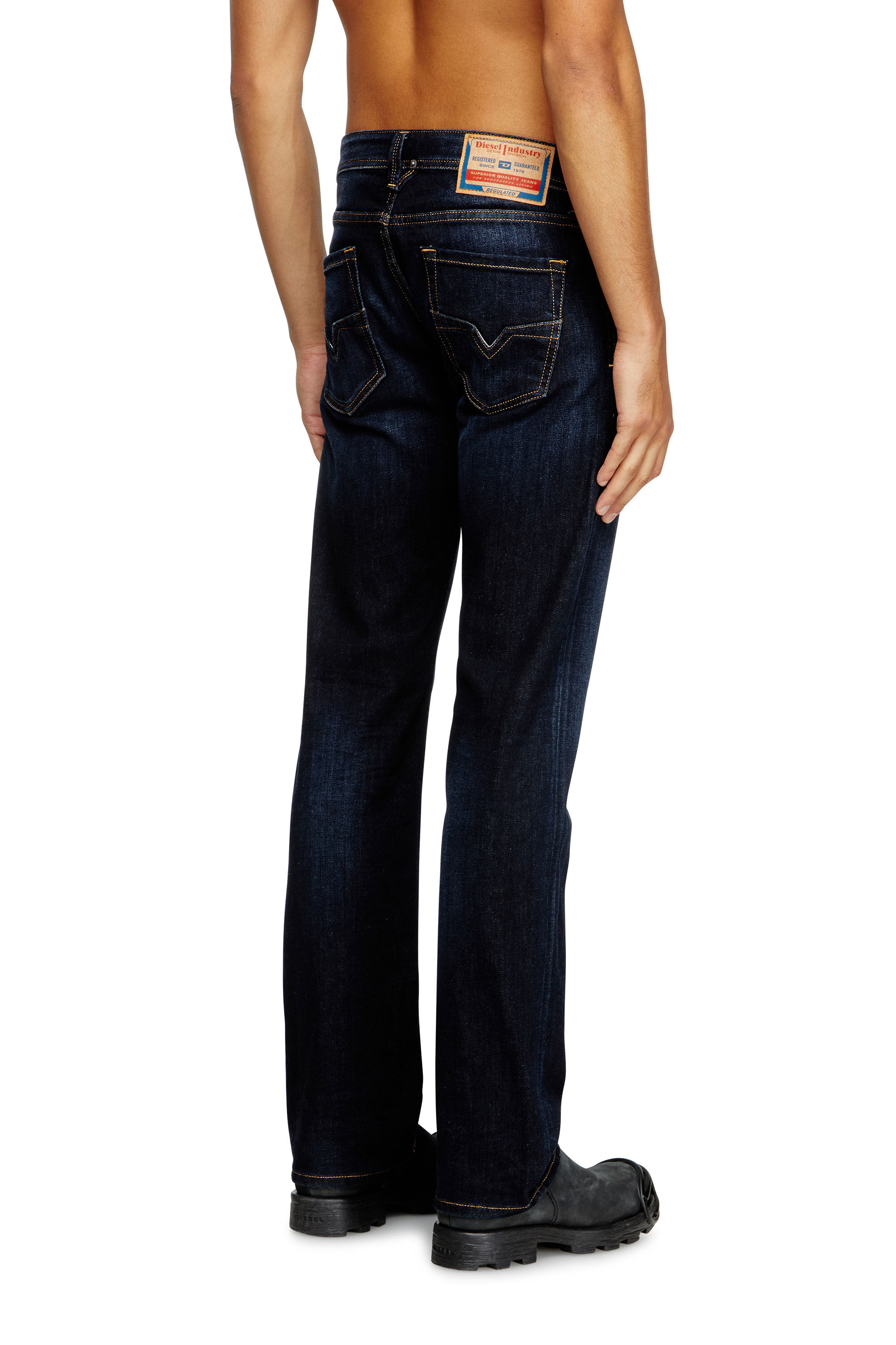 Diesel - Regular Jeans 1985 Larkee 009ZS Homme, Bleu Foncé - Image 4