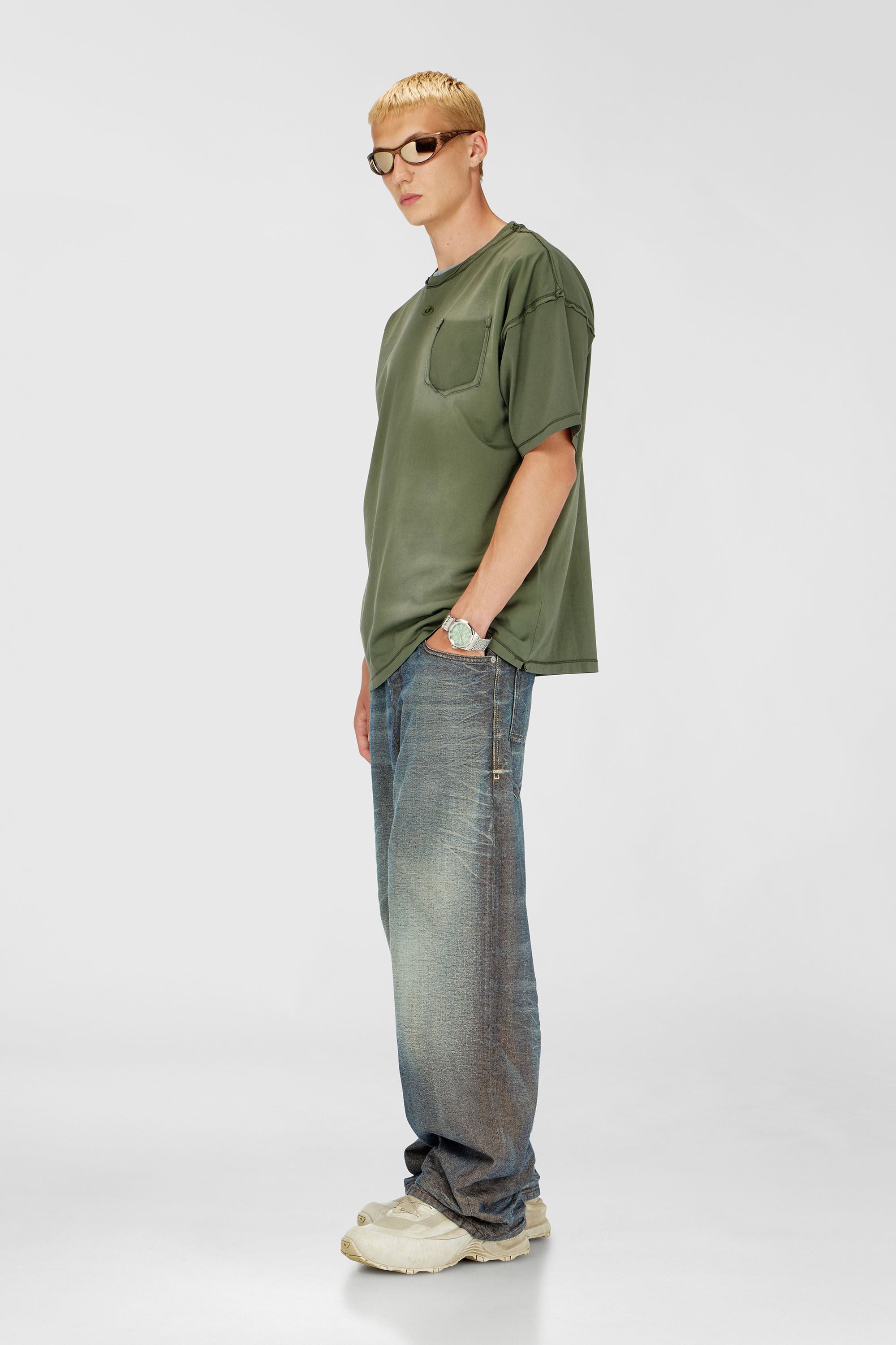 Diesel - T-POCK, T-shirt effet d&eacute;lav&eacute; avec poche d&eacute;chir&eacute;e Homme in Vert - 1